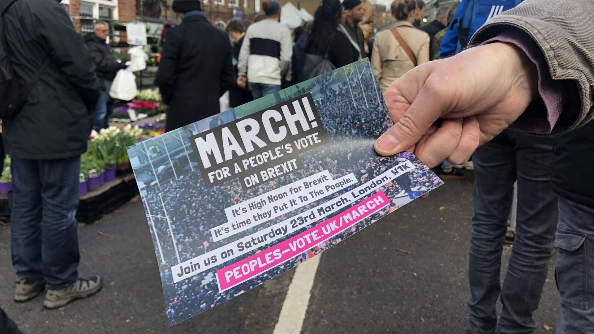Ein Mann hält einen Flyer der Bewegung "People's Vote" in der Hand