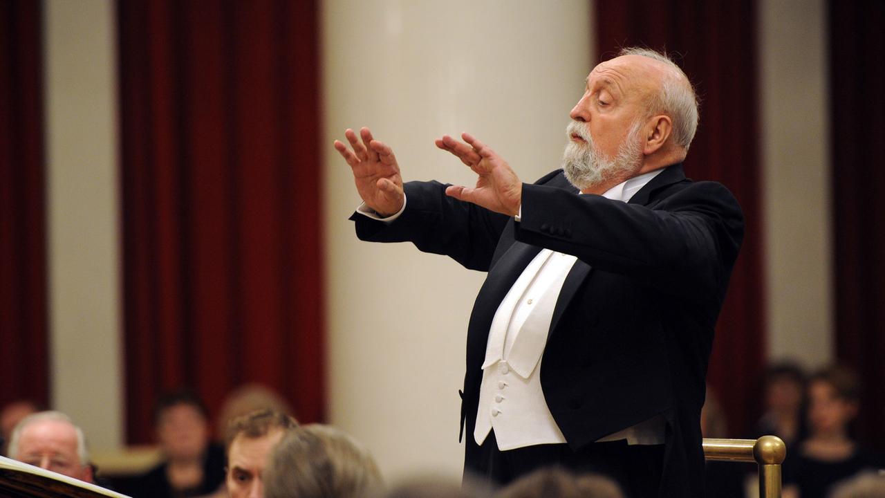 Der polnische Dirigent Krzysztof Penderecki im Februar 2013 in der St. Petersburg Philharmonie.
Der polnische Dirigent Krzysztof Penderecki im Februar 2013 in der St. Petersburg Philharmonie.