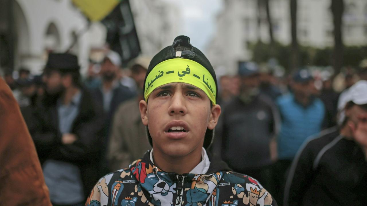 Ein junger Demonstrant trägt ein Stirnband auf dem in Arbaisch steht: "Wir sind nicht auf dem Gebiet von irgendjemandem". Ein junger Demonstrant trägt ein Stirnband auf dem in Arbaisch steht: "Wir sind nicht auf dem Gebiet von irgendjemandem".