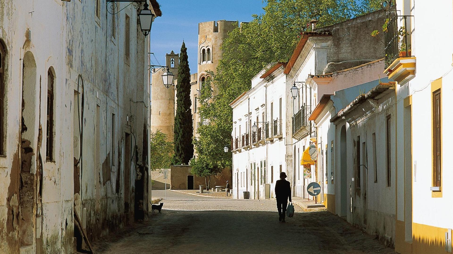 Eine Gasse im Dorf Alvito in Portugal, im Hintergrund ist das Kastell zu sehen Eine Gasse im Dorf Alvito in Portugal, im Hintergrund ist das Kastell zu sehen