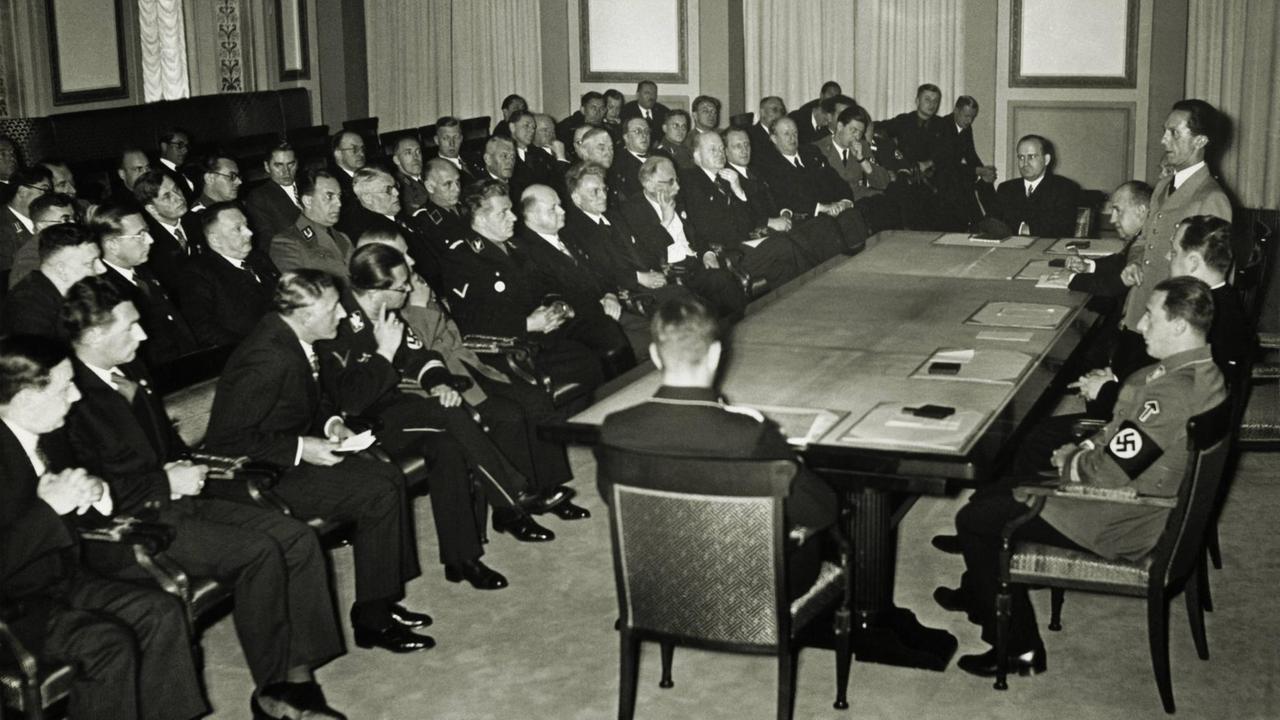 Das historische Foto von 1936 zeigt Joseph Goebbels als Präsident der Reichskulturkammer während seiner Ansprache; rechts von ihm sind Staatsekretär Funk und Ministerialrat Hanke zu sehen, links Reichskulturverwalter. Hinkel. Das historische Foto von 1936 zeigt Joseph Goebbels als Präsident der Reichskulturkammer während seiner Ansprache; rechts von ihm sind Staatsekretär Funk und Ministerialrat Hanke zu sehen, links Reichskulturverwalter. Hinkel.