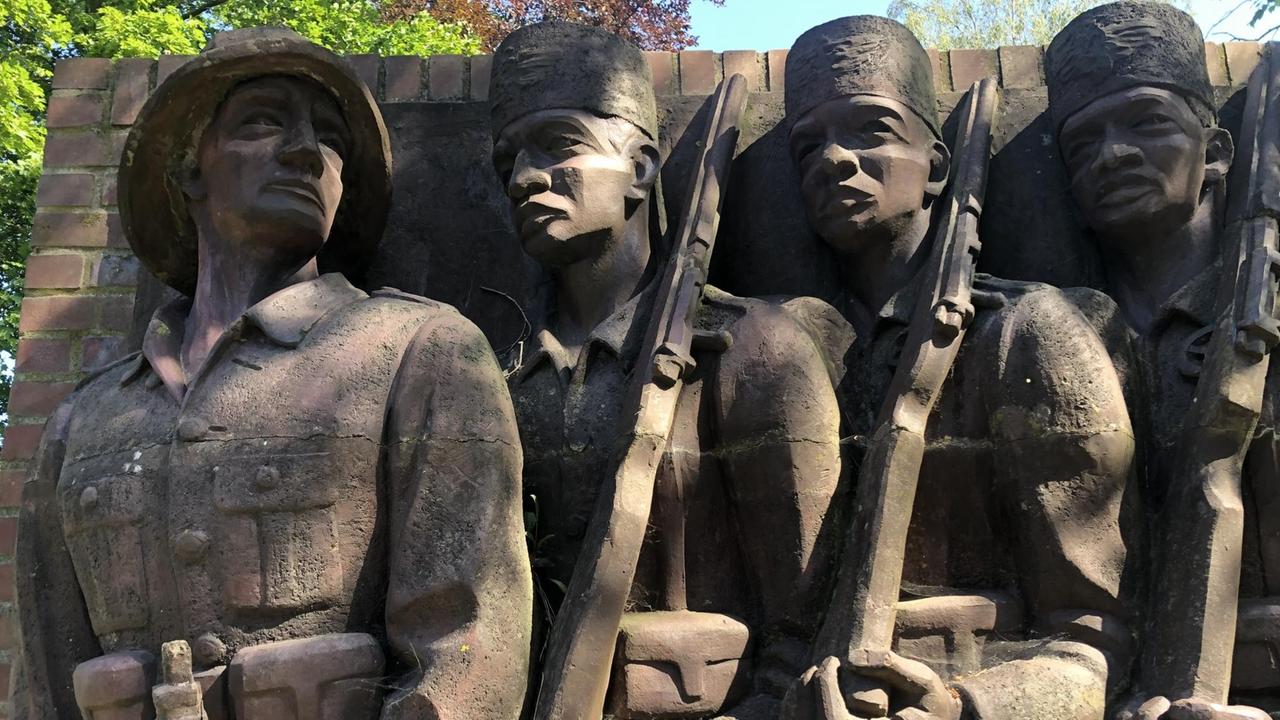 Eines der beiden sogenannten Askari-Reliefs im Tansania-Park in Hamburg. Beide Teile bildeten das ehemalige "Deutsch-Ostafrika-Kriegerdenkmal" des Bildhauers und Adjutanten Walter von Ruckteschell. 