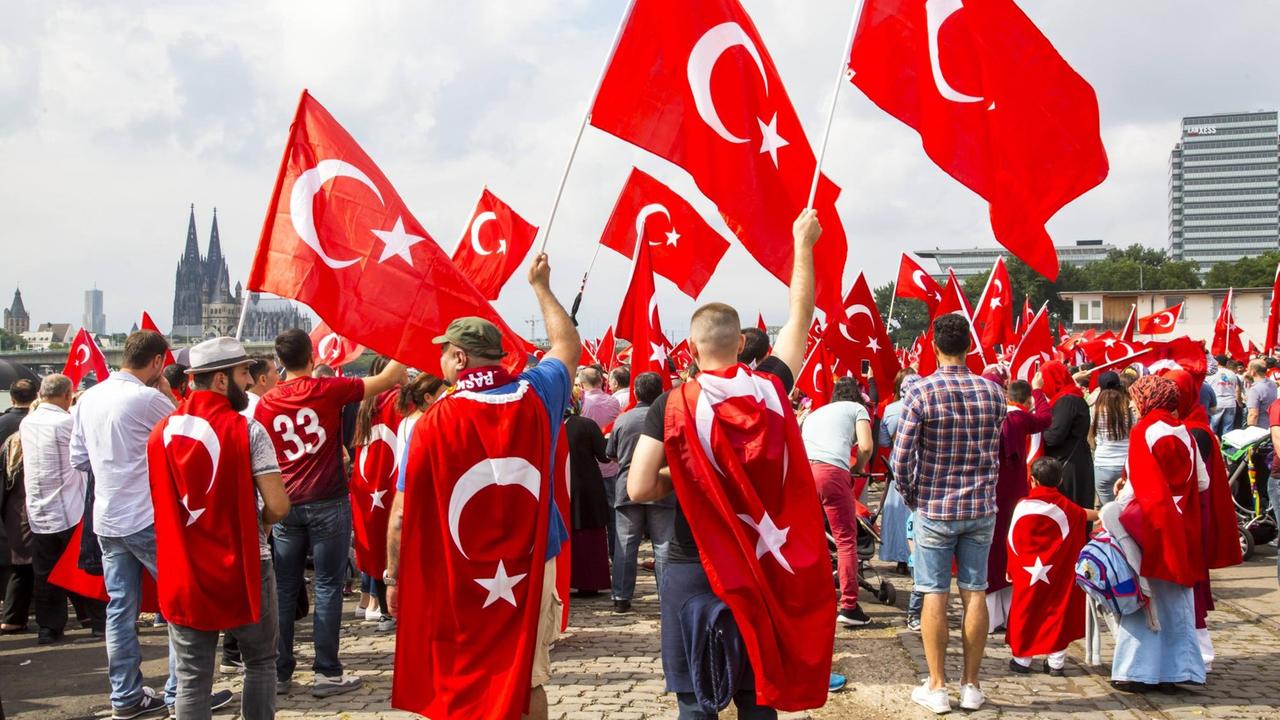 Kundgebung von Türken in Köln gegen den Putschversuch in der Türkei Kundgebung von Türken in Köln gegen den Putschversuch in der Türkei