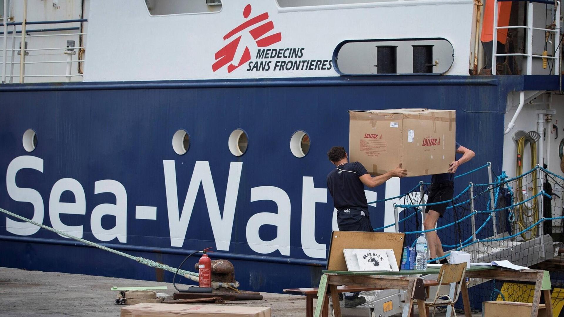 Das Seenotrettungsschiff Sea-Watch 4 wird am 11. August 2020 beladen. Das Seenotrettungsschiff Sea-Watch 4 wird am 11. August 2020 beladen.