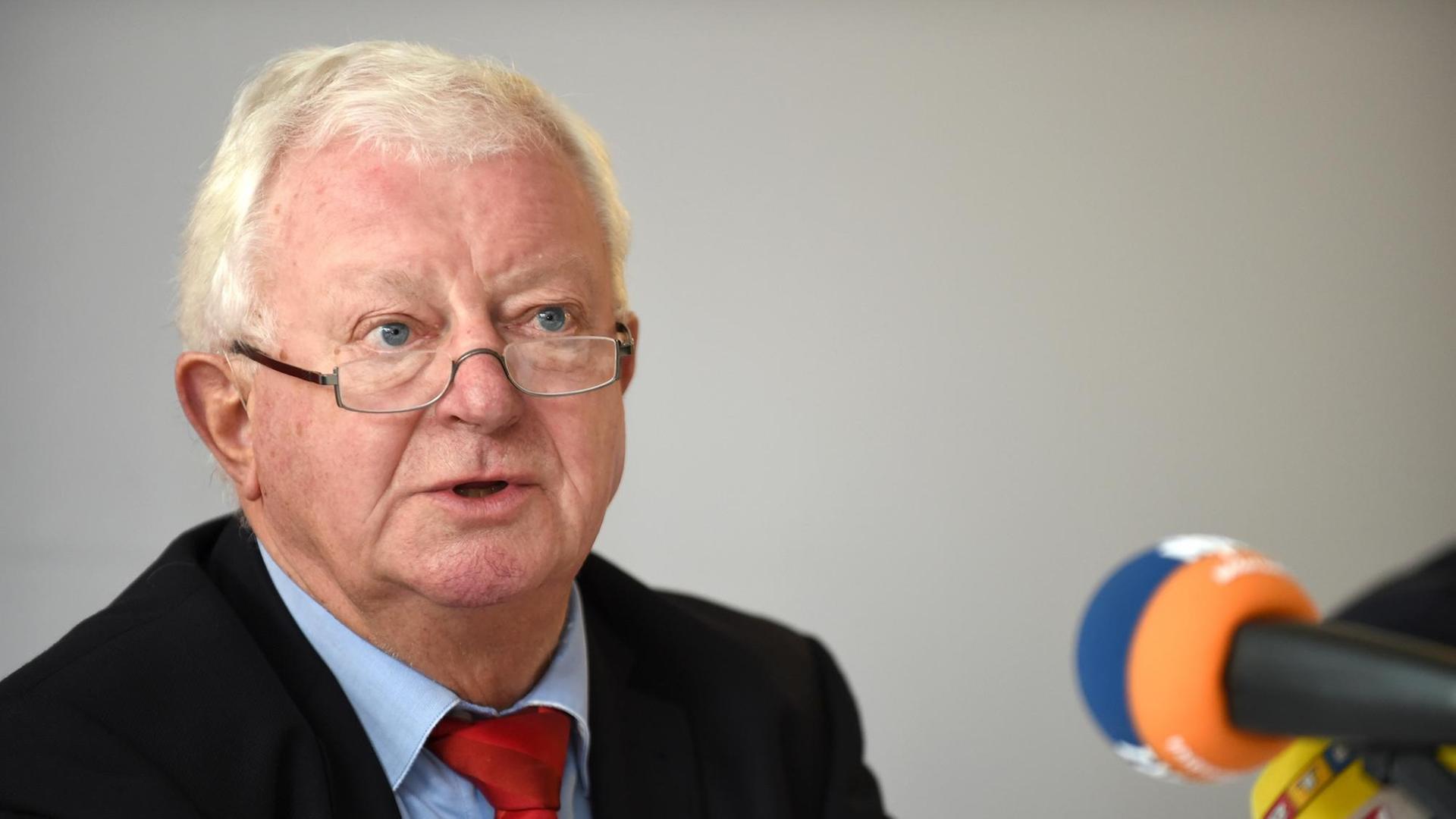 Rudolf Seiters, Präsident des Deutsches Rotes Kreuzes, spricht am 22.09.2015 in der Lützow-Kaserne in Schwanewede (Niedersachsen) während einer Pressekonferenz. Rudolf Seiters, Präsident des Deutsches Rotes Kreuzes, spricht am 22.09.2015 in der Lützow-Kaserne in Schwanewede (Niedersachsen) während einer Pressekonferenz.