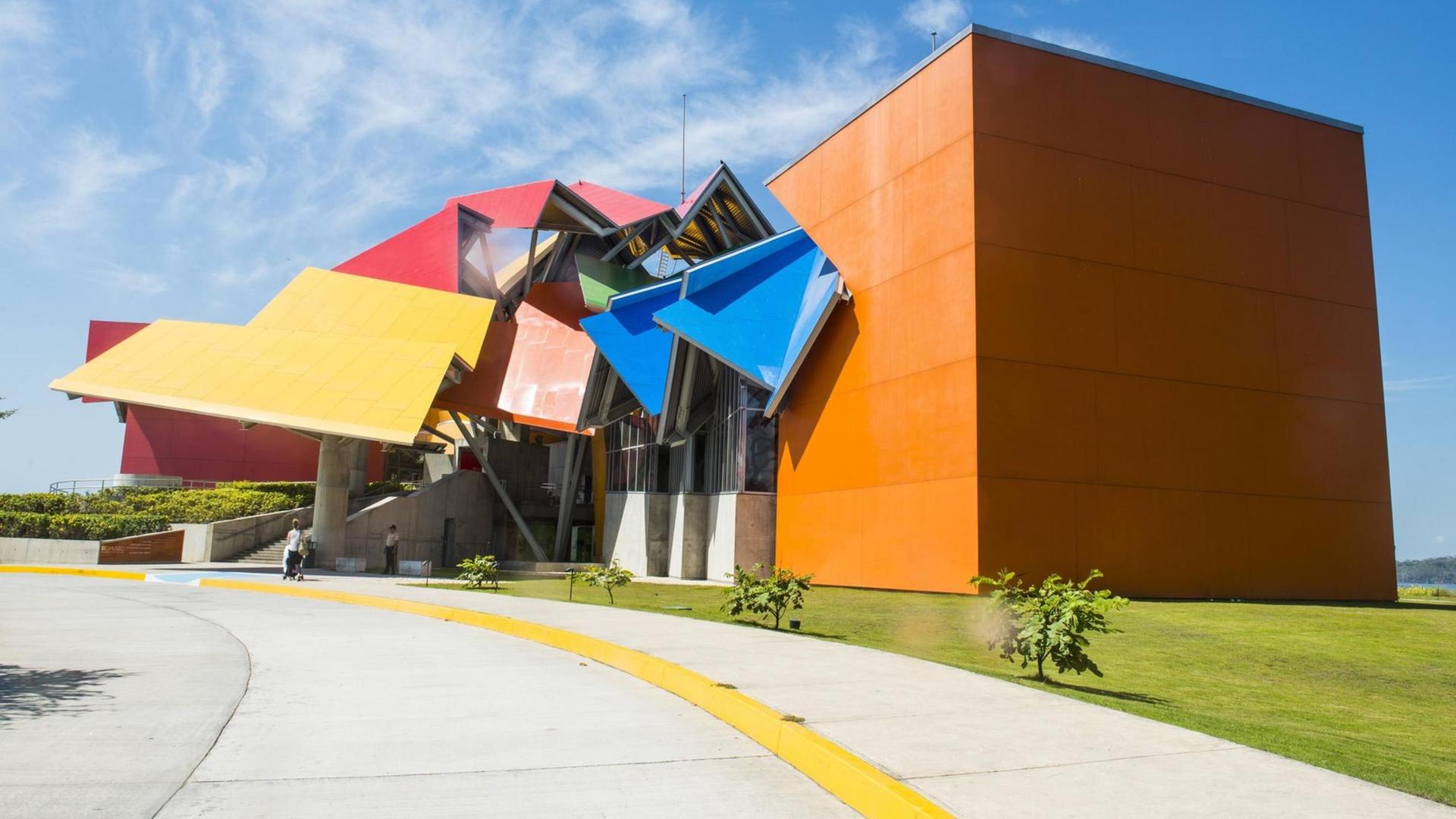 Das Biomuseo von Frank O. Gehry in Panama-Stadt. Ein buntes und architektonisch dekonstruktivistisches Gebäude. Das Biomuseo von Frank O. Gehry in Panama-Stadt. Ein buntes und architektonisch dekonstruktivistisches Gebäude.