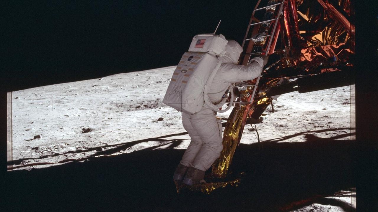 Der Astronaut Edwin E. Aldrin Jr. steigt die Stufen der Mondlandefähre Eagle auf die Mondoberfläche herab Der Astronaut Edwin E. Aldrin Jr. steigt die Stufen der Mondlandefähre Eagle auf die Mondoberfläche herab