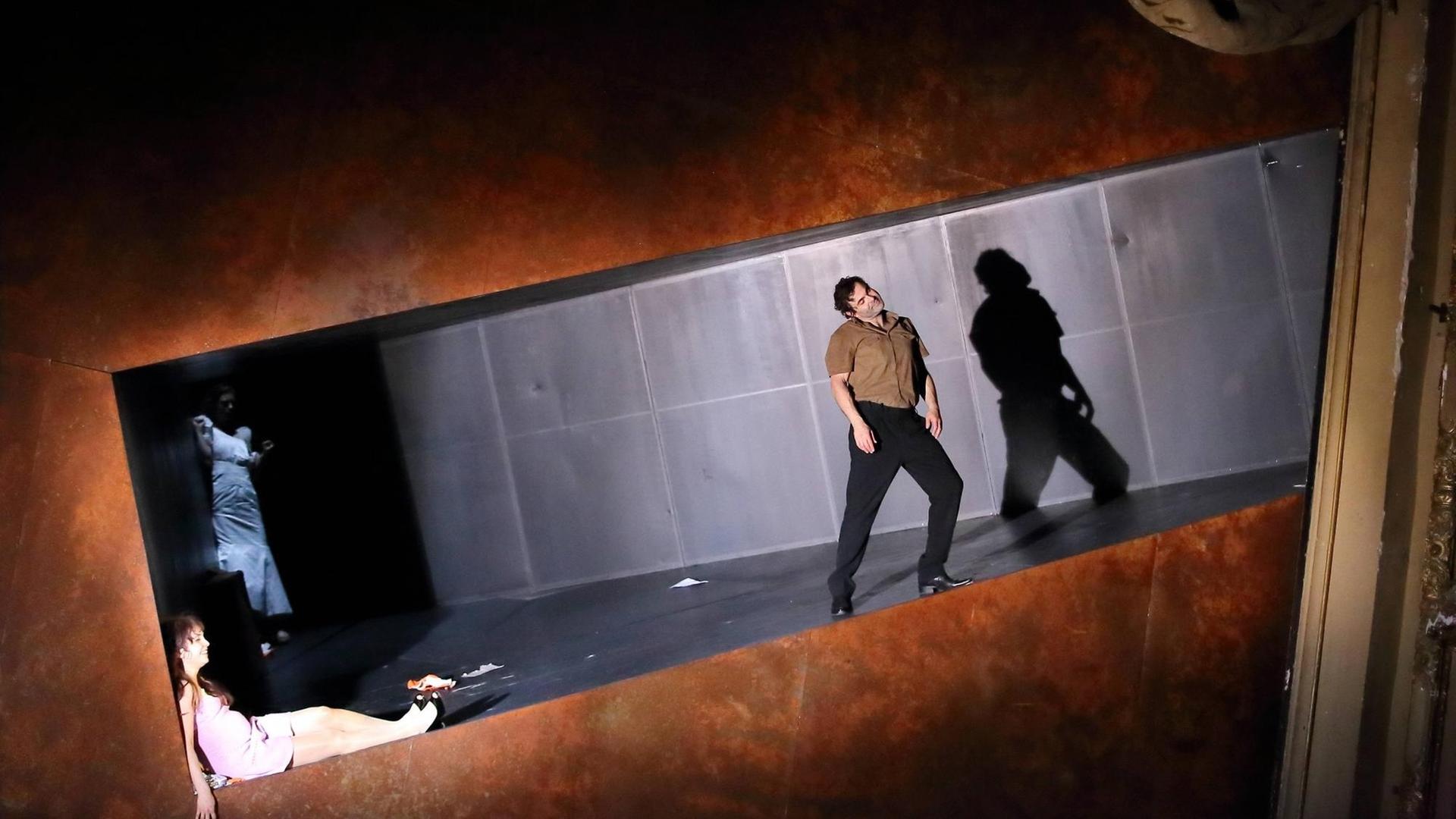 Sina Martens (als Stella), Cordelia Wege (als Blanche) und Andreas Döhler (als Stanley), v.l., während der Fotoprobe zu Endstation Sehnsucht im Berliner Ensemble, April 2018. Sina Martens (als Stella), Cordelia Wege (als Blanche) und Andreas Döhler (als Stanley), v.l., während der Fotoprobe zu Endstation Sehnsucht im Berliner Ensemble, April 2018.