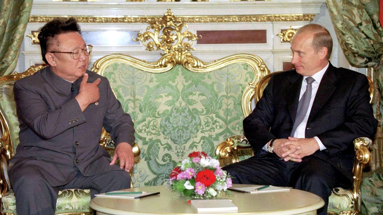 Der international isolierte Führer Nordkoreas, Kim Jong Il (l.), unterhält sich am 4.8.2001 in Moskau mit Russlands Präsident Wladimir Putin. Die Beziehungen zwischen beiden Ländern entwickelten sich "fruchtbar", sagte Kim zu Beginn der politischen Gespräche im Kreml. Beide Politiker wollten im Tagesverlauf unter anderem eine gemeinsame Erklärung mit Kritik an den geplanten Raketenabwehrplänen der USA unterzeichnen. Noch vor dem Treffen mit Putin hatte Kim als erster ausländischer Staatschef seit dem Zerfall der Sowjetunion vor zehn Jahren das Lenin-Mausoleum auf dem Roten Platz besucht. Russland erhofft sich von dem Besuch des nordkoreanischen Parteichefs neue Aufträge für Industrie und Rüstungskonzerne. Kim war am Abend des 3.8. nach einer einwöchigen Bahnfahrt quer durch Russland in Moskau eingetroffen. Am 5.8. will er nach St. Petersburg weiterreisen.