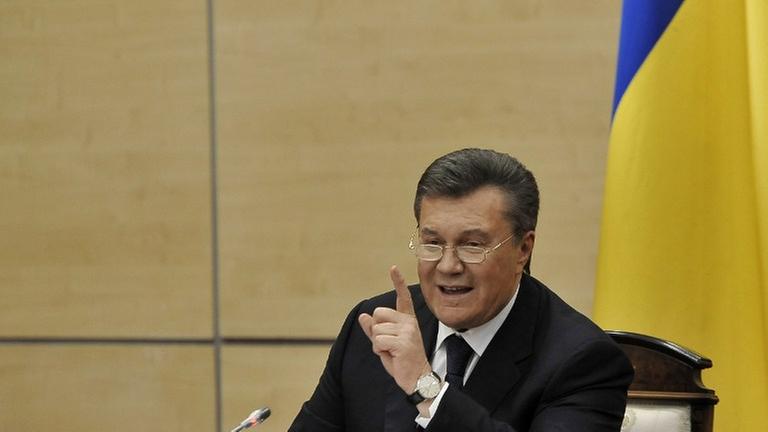 ei seinem ersten öffentlichen Auftritt seit der Flucht aus der Ukraine hat Viktor Janukowitsch seinen Anspruch auf das Präsidentenamt bekräftigt. «Ich wurde von niemandem abgesetzt», sagte Janukowitsch am Freitag bei einer Pressekonferenz in Rostow am Don. ei seinem ersten öffentlichen Auftritt seit der Flucht aus der Ukraine hat Viktor Janukowitsch seinen Anspruch auf das Präsidentenamt bekräftigt. «Ich wurde von niemandem abgesetzt», sagte Janukowitsch am Freitag bei einer Pressekonferenz in Rostow am Don.