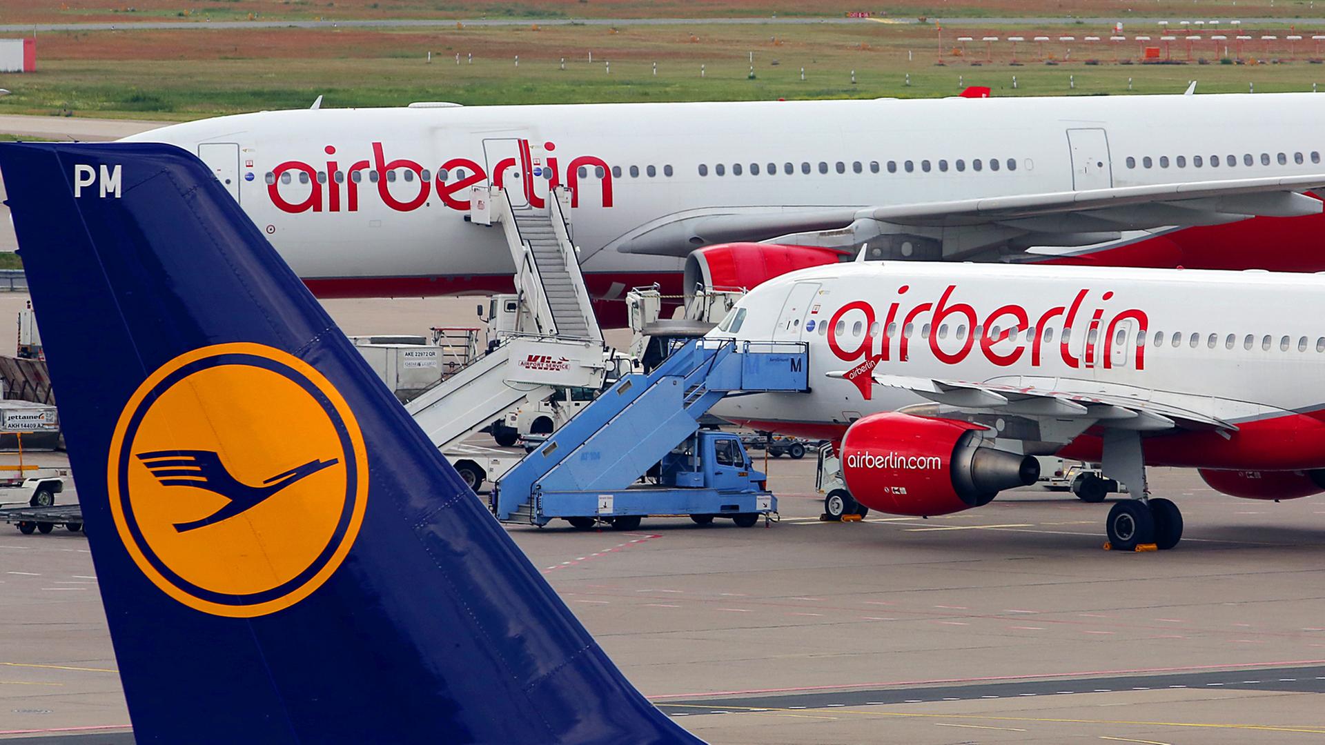 Flugzeuge der Fluggesellschaft Air Berlin (hinten) stehen am 12.06.2017 auf dem Flughafen Berlin-Tegel auf dem Rollfeld. Im Vordergrund ein irbus A320-200 der Lufthansa. Am kommenden Mittwoch findet die Hauptversammlung der angeschlagenen Fluglinie statt. Möglich ist eine Übernahme der angeschlagenen Fluggesellschaft Air Berlin durch Lufthansa, sofern Air Berlin-Großaktionär Etihad Schulden von rund 1,2 Milliarden Euro übernimmt. Foto: Wolfgang Kumm/dpa | Verwendung weltweit Flugzeuge der Fluggesellschaft Air Berlin (hinten) stehen am 12.06.2017 auf dem Flughafen Berlin-Tegel auf dem Rollfeld. Im Vordergrund ein irbus A320-200 der Lufthansa. Am kommenden Mittwoch findet die Hauptversammlung der angeschlagenen Fluglinie statt. Möglich ist eine Übernahme der angeschlagenen Fluggesellschaft Air Berlin durch Lufthansa, sofern Air Berlin-Großaktionär Etihad Schulden von rund 1,2 Milliarden Euro übernimmt. Foto: Wolfgang Kumm/dpa | Verwendung weltweit