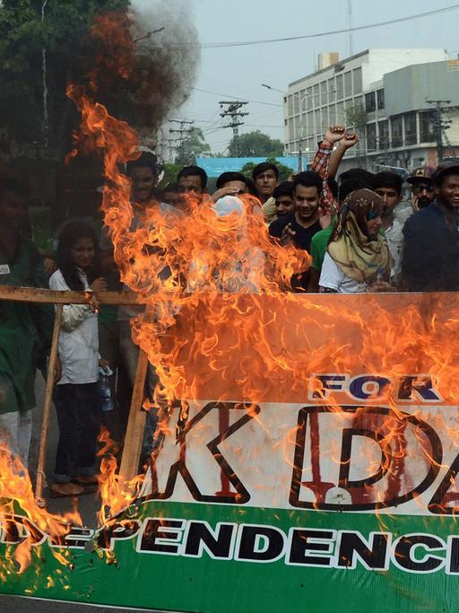 Mitglieder des Youth Forum for Kashmir brennen im August 2017 die indische Nationalflagge ab. Anlass ist der 70. Jahrestag der Unabhängigkeit Pakistans von Indien.