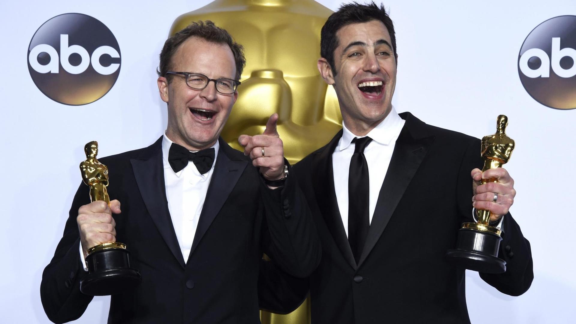 Tom McCarthy und Josh Singer halten während der Preisverleihung am 28.02.2016 im Dolby-Theater/Hollywood in Los Angeles/USA den "Oskar" hoch, den sie für die beste Regie erhalten haben. Tom McCarthy und Josh Singer halten während der Preisverleihung am 28.02.2016 im Dolby-Theater/Hollywood in Los Angeles/USA den "Oskar" hoch, den sie für die beste Regie erhalten haben.