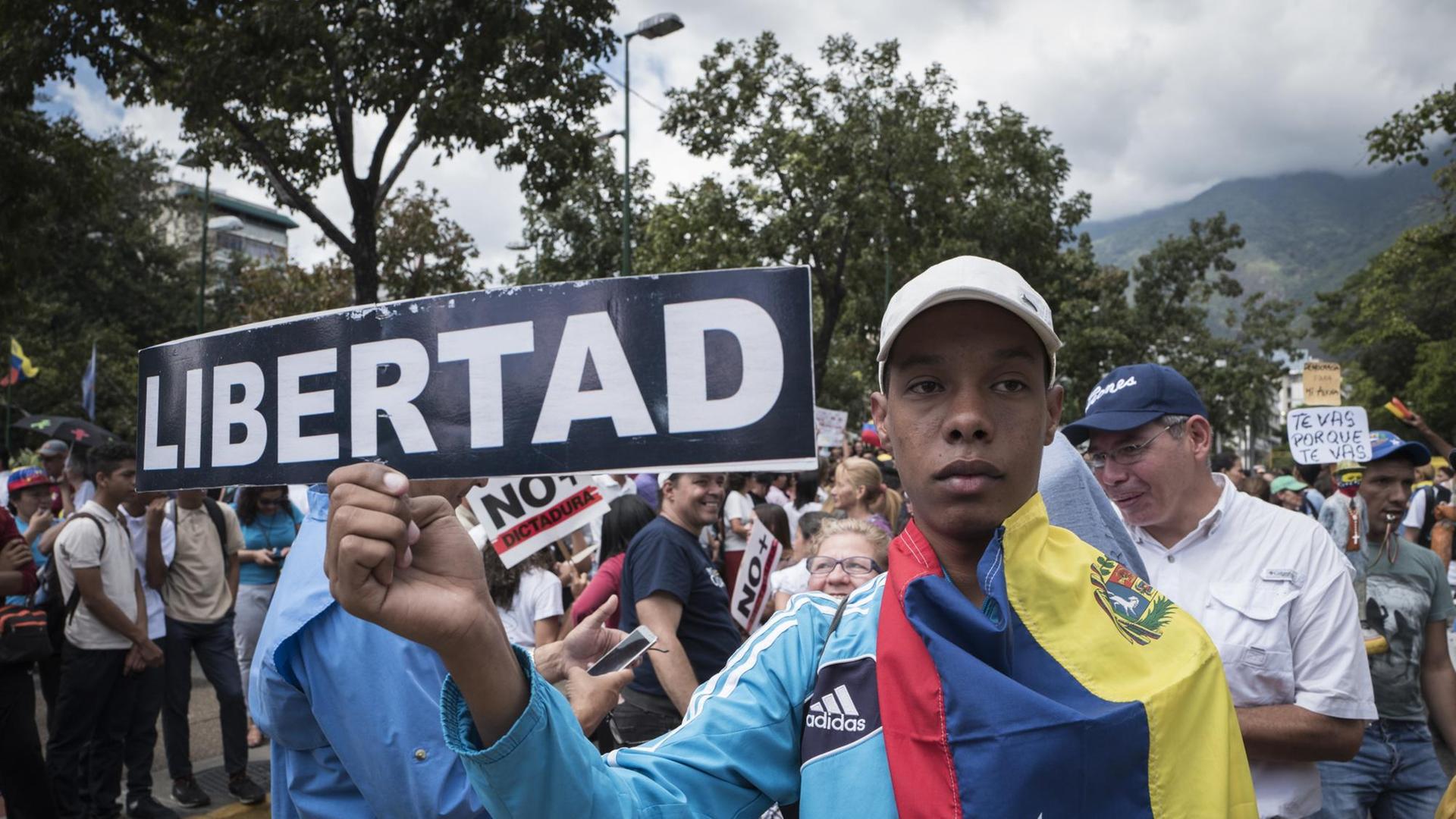 Anhänger von Juan Guaidó demonstrieren in Caracas friedlich gegen die Regierung von Nicolás Maduro.