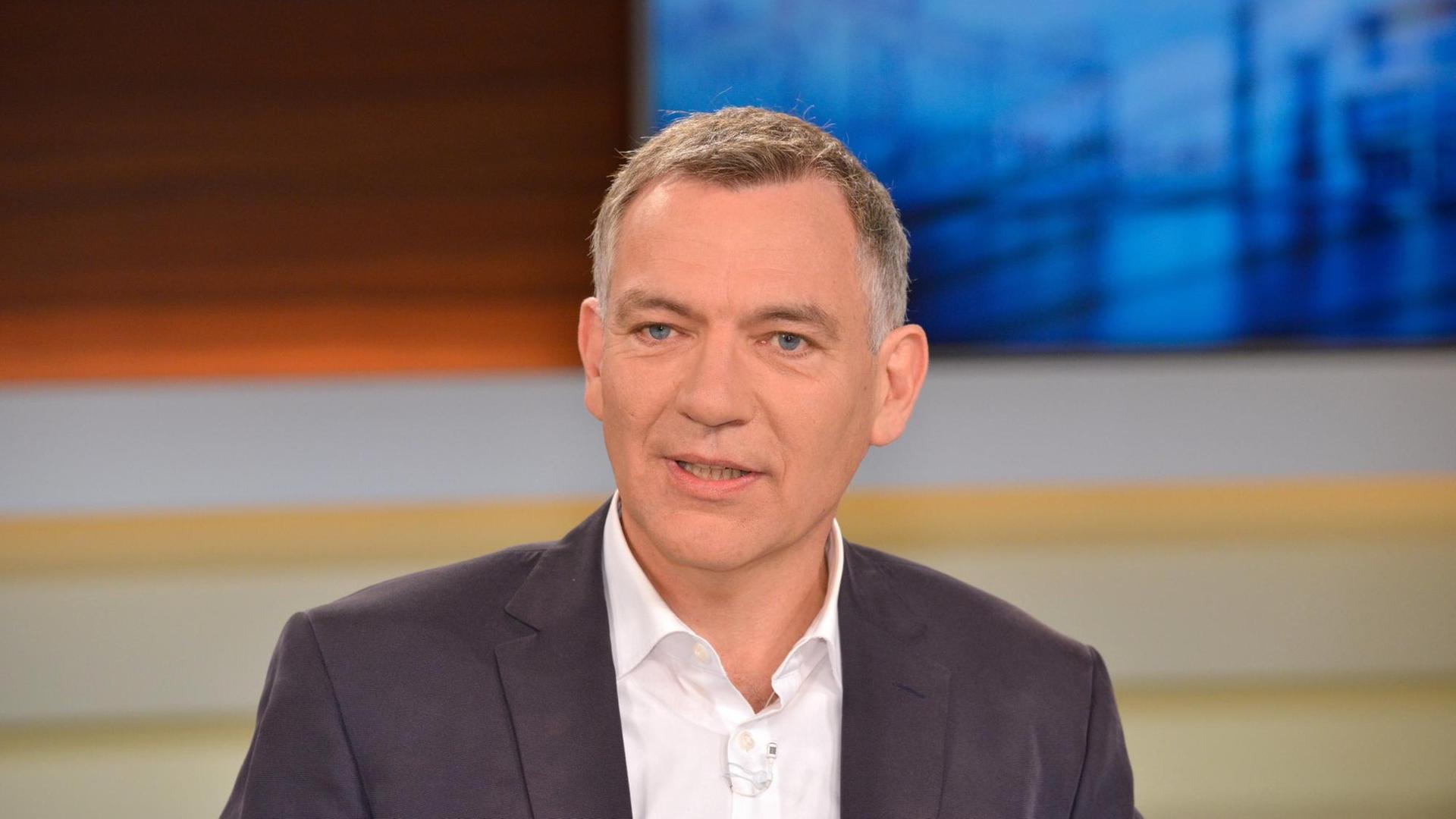 Jan van Aken, außenpolitischer Sprecher der Bundestagsfraktion der Partei Die Linke, aufgenommen am 09.04.2017 während der ARD-Talksendung "Anne Will". Jan van Aken, außenpolitischer Sprecher der Bundestagsfraktion der Partei Die Linke, aufgenommen am 09.04.2017 während der ARD-Talksendung "Anne Will".