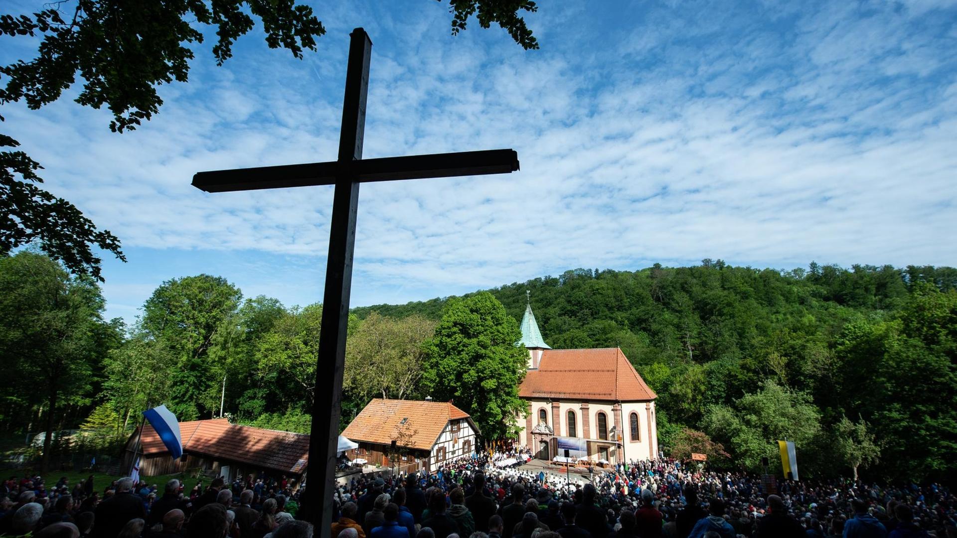Die Kirche Klüschen Hagis während der Männerwallfahrt im thüringischen Eichsfeld im Jahr 2019 Die Kirche Klüschen Hagis während der Männerwallfahrt im thüringischen Eichsfeld im Jahr 2019