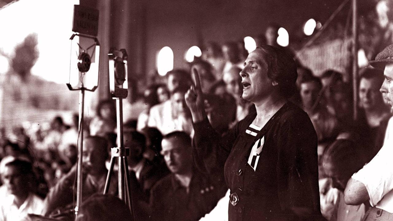 Dolores Ibarruri, Mitglied des Politbüros der kommunistischen Partei, bekannt als La Pasionaria.