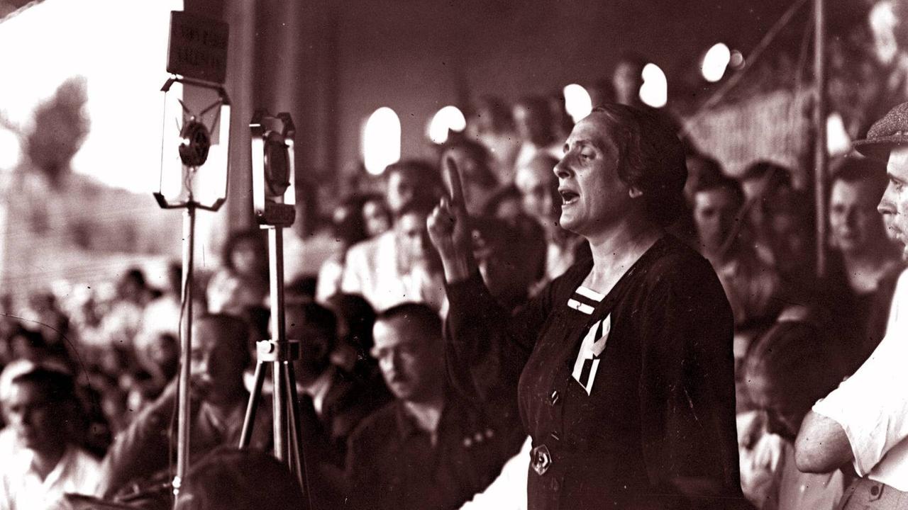 Dolores Ibarruri, Mitglied des Politbüros der kommunistischen Partei, bekannt als La Pasionaria. Dolores Ibarruri, Mitglied des Politbüros der kommunistischen Partei, bekannt als La Pasionaria.