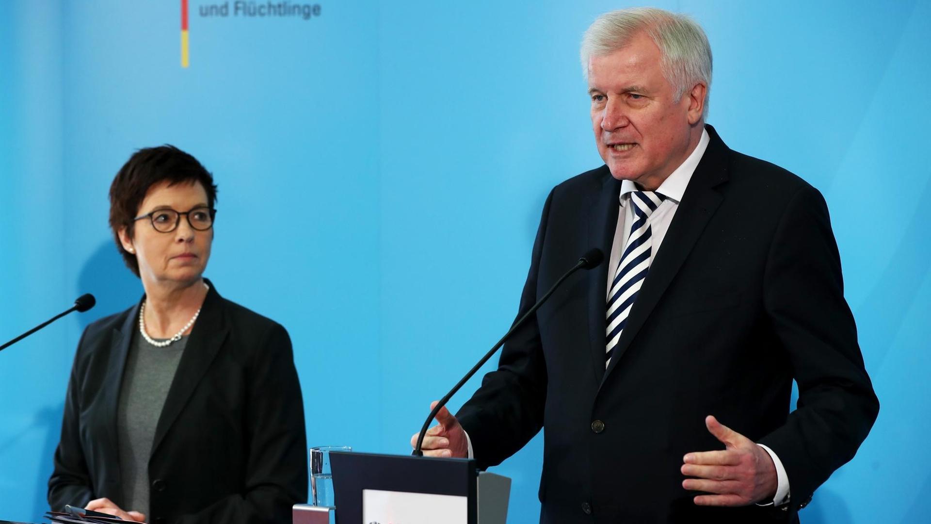 Bundesinnenministe Seehofer spricht während einer Pressekonferenz im Rahmen eines Besuches im Bundesamt für Migration und Flüchtlinge (BAMF), neben ihm steht Jutta Cordt, Leiterin des BAMF. Bundesinnenministe Seehofer spricht während einer Pressekonferenz im Rahmen eines Besuches im Bundesamt für Migration und Flüchtlinge (BAMF), neben ihm steht Jutta Cordt, Leiterin des BAMF.