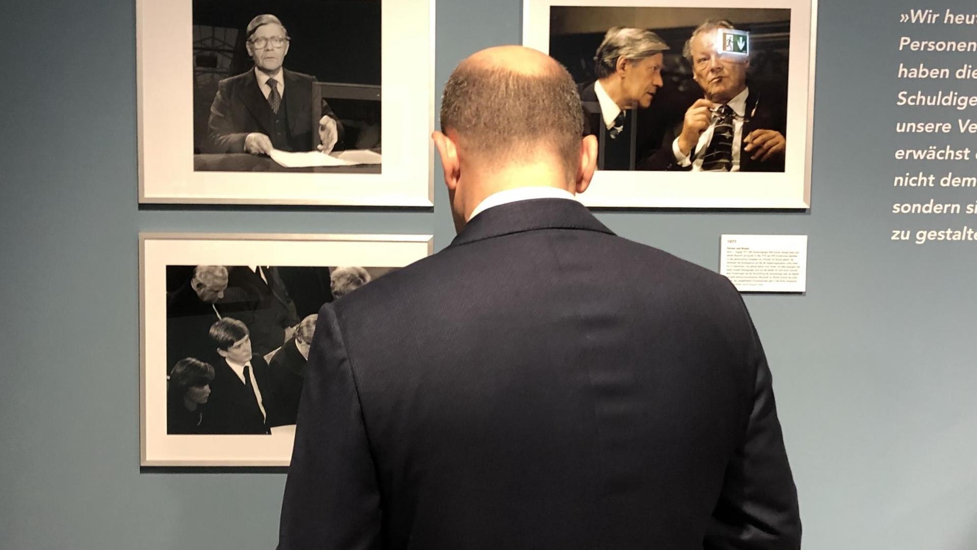 Olaf Scholz vor einigen Fotos der Helmut-Schmidt-Ausstellung in Hamburg Olaf Scholz vor einigen Fotos der Helmut-Schmidt-Ausstellung in Hamburg