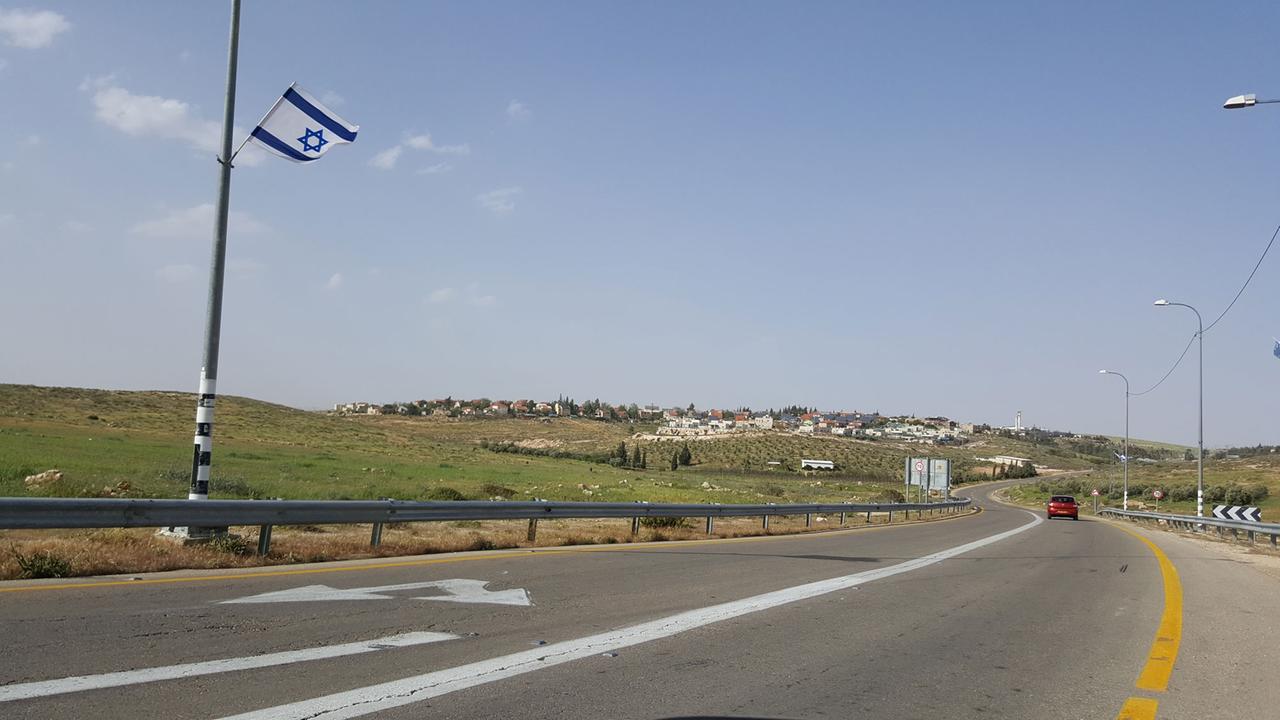 Straße zur jüdischen Siedlung Susya, unweit der palästinensischen Stadt Hebron. Straße zur jüdischen Siedlung Susya, unweit der palästinensischen Stadt Hebron.