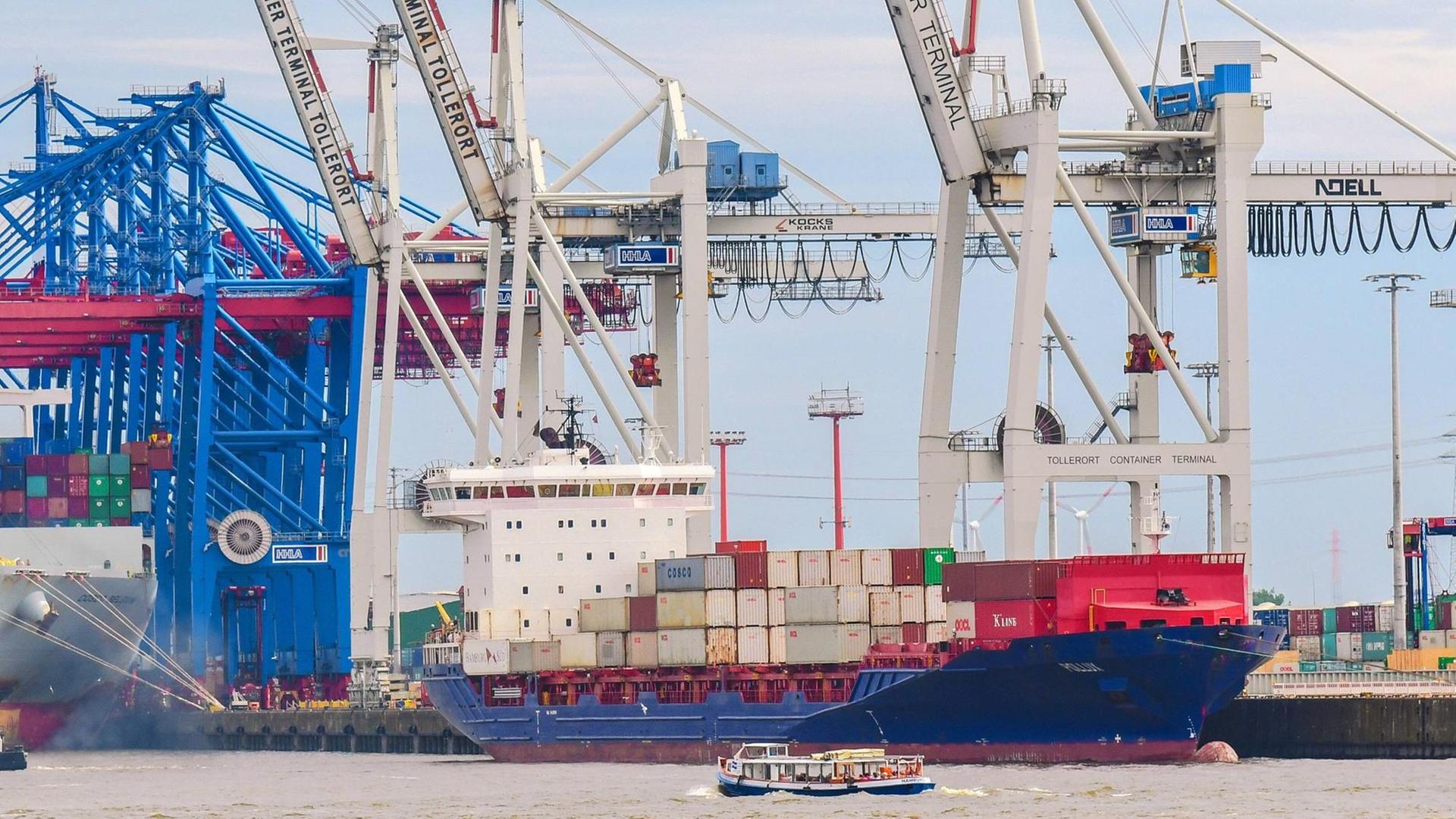 Ein Containerschiff nimmt Ladung auf im Containerhafen in Hamburg Ein Containerschiff nimmt Ladung auf im Containerhafen in Hamburg