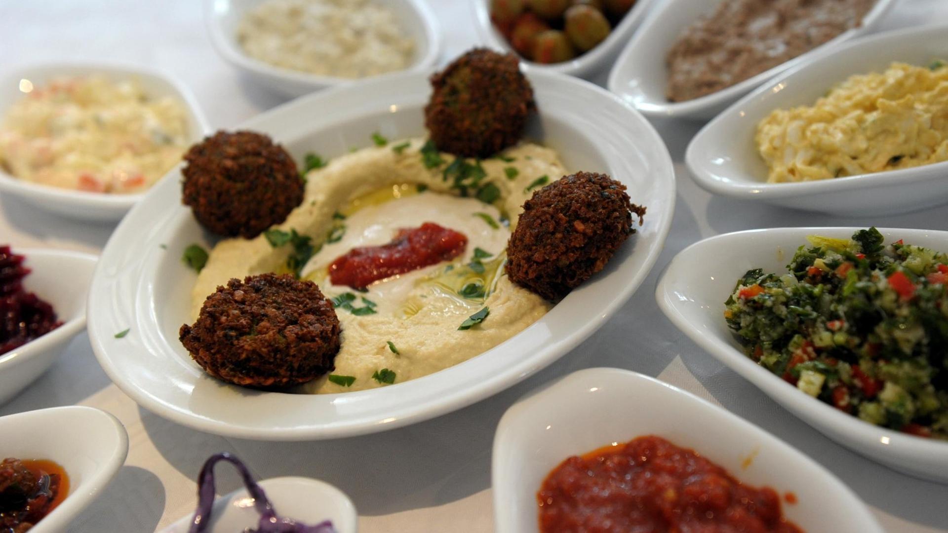 Verschiedene koschere Speisen stehen in Düsseldorf in dem Restaurant "Die Kurve" auf einem Tisch. Verschiedene koschere Speisen stehen in Düsseldorf in dem Restaurant "Die Kurve" auf einem Tisch.