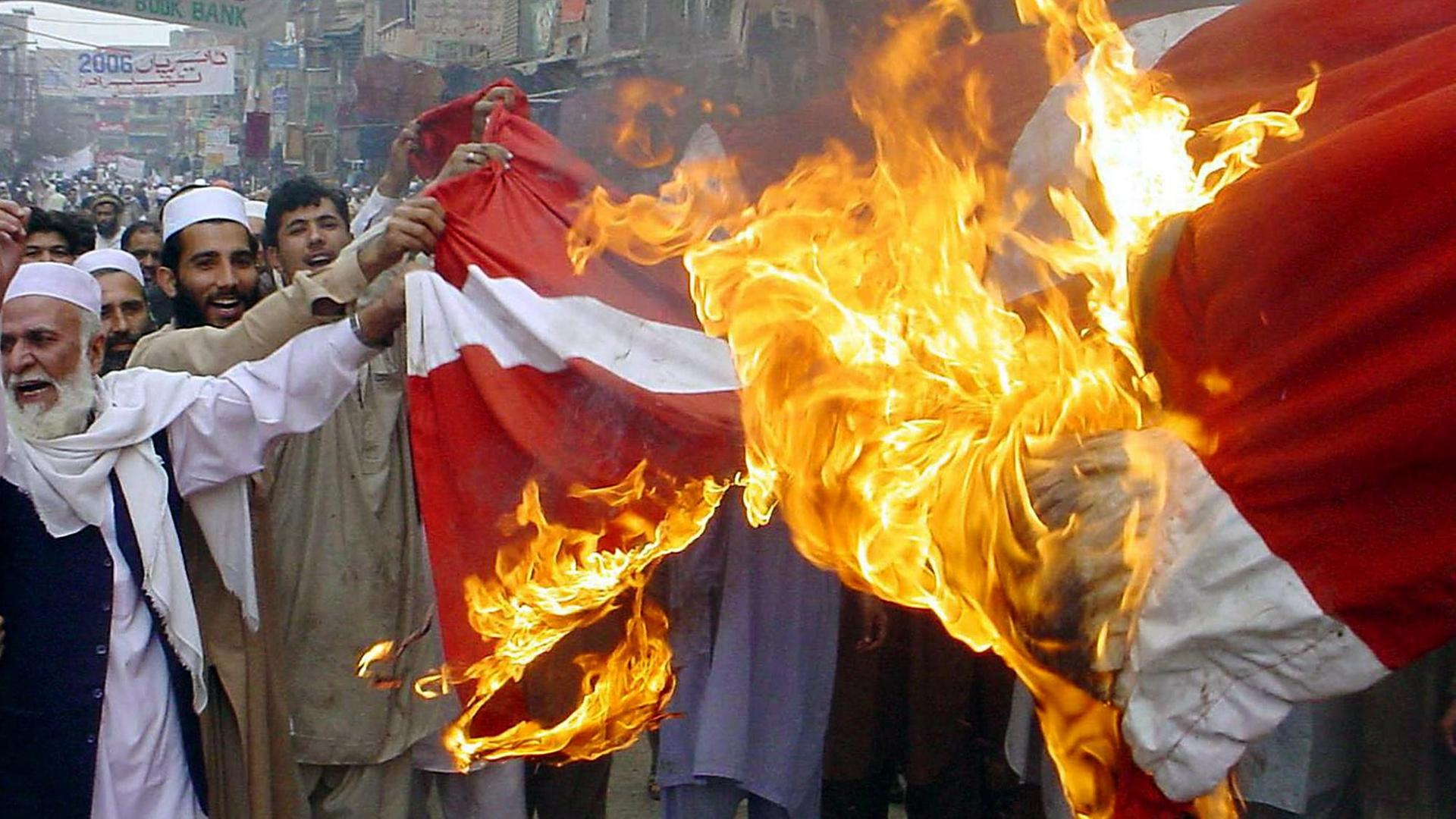 Demonstranten im pakistanischen Peshawar verbrennen Mitte Februar 2006 eine dänische Fahne