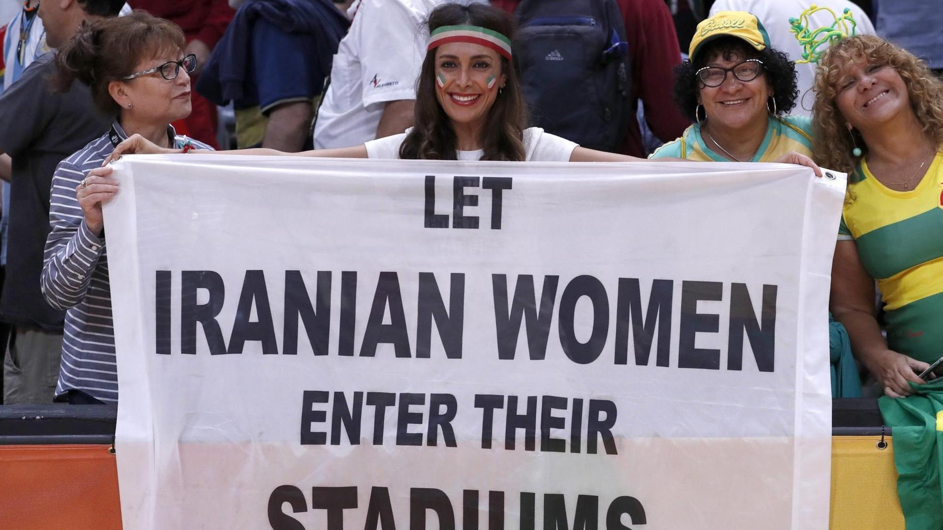 Ein weiblicher Fan der iranischen Volleyball-Mannschaft protestiert für Frauenrechte. Ein weiblicher Fan der iranischen Volleyball-Mannschaft protestiert für Frauenrechte.