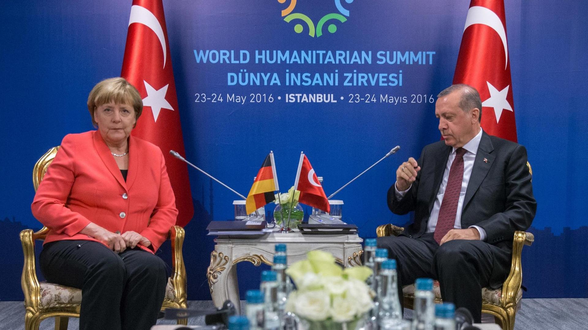 Bundeskanzlerin Angela Merkel (CDU) sitzt im Rahmen des UN-Nothilfegipfels am 23.05.2016 in Istanbul bei einem bilateralen Gespräch neben dem türkischen Staatspräsidenten Recep Tayyip Erdogan. Bundeskanzlerin Angela Merkel (CDU) sitzt im Rahmen des UN-Nothilfegipfels am 23.05.2016 in Istanbul bei einem bilateralen Gespräch neben dem türkischen Staatspräsidenten Recep Tayyip Erdogan.