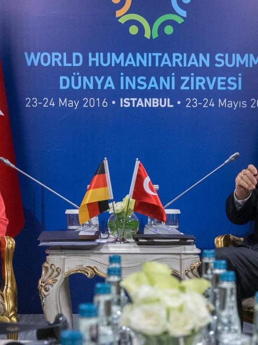 Bundeskanzlerin Angela Merkel (CDU) sitzt im Rahmen des UN-Nothilfegipfels am 23.05.2016 in Istanbul bei einem bilateralen Gespräch neben dem türkischen Staatspräsidenten Recep Tayyip Erdogan.