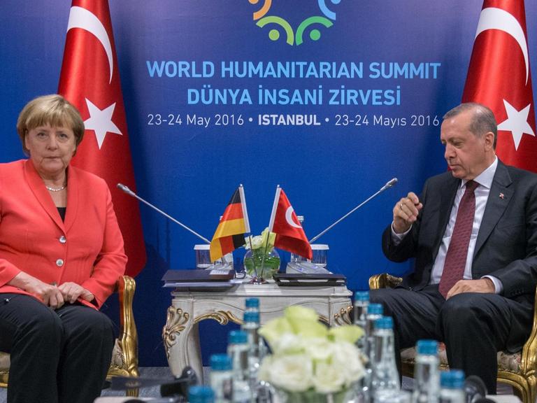 Bundeskanzlerin Angela Merkel (CDU) sitzt im Rahmen des UN-Nothilfegipfels am 23.05.2016 in Istanbul bei einem bilateralen Gespräch neben dem türkischen Staatspräsidenten Recep Tayyip Erdogan.