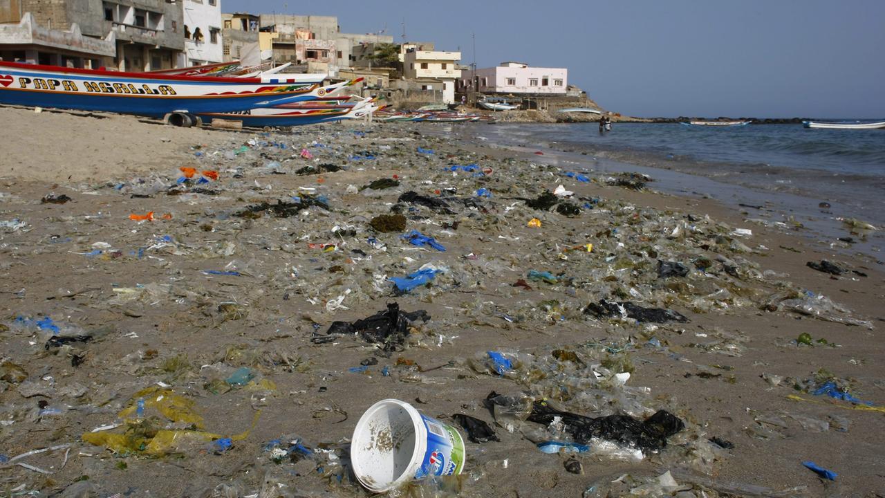  Angeschwemmter Plastikmüll liegt in Ngor (Senegal) am Strand.