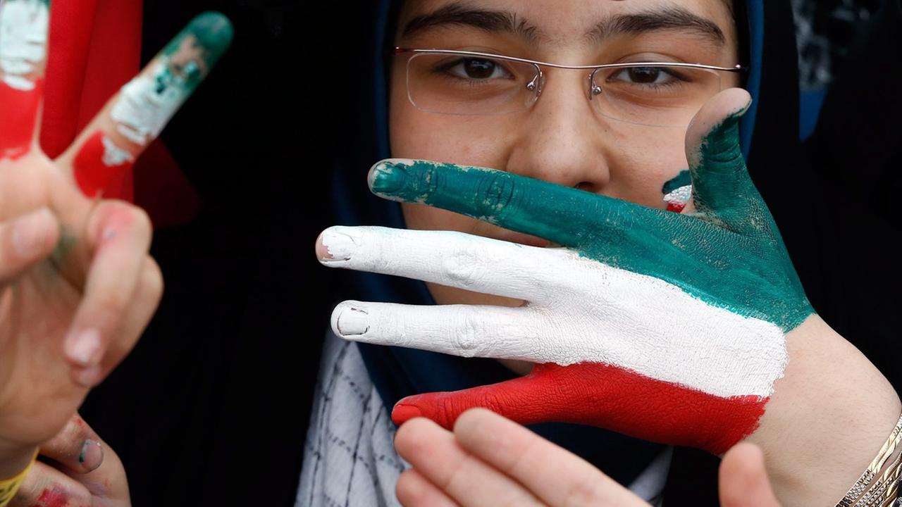Frau bei einer Kundgebung zum Gedenken an die Islamische Revolution Frau bei einer Kundgebung zum Gedenken an die Islamische Revolution