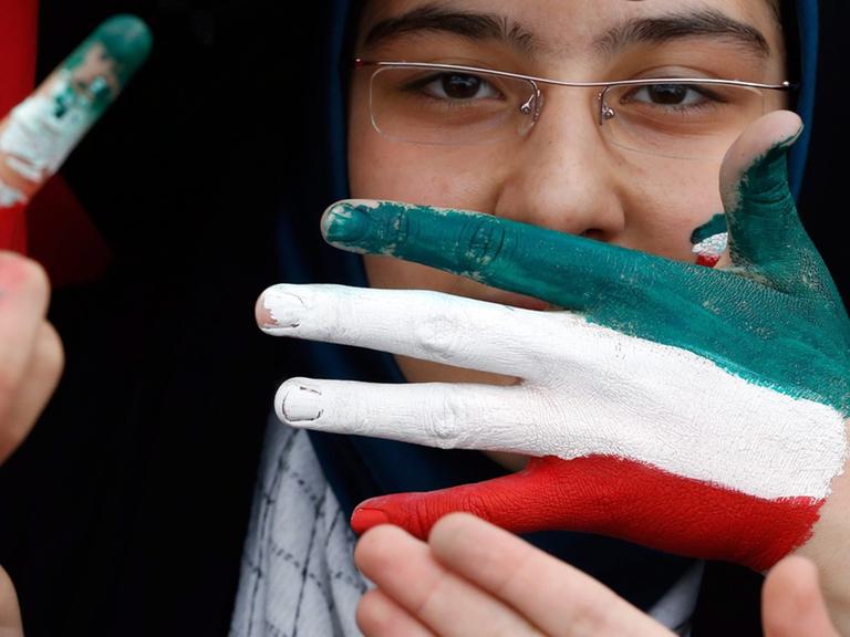 Frau bei einer Kundgebung zum Gedenken an die Islamische Revolution