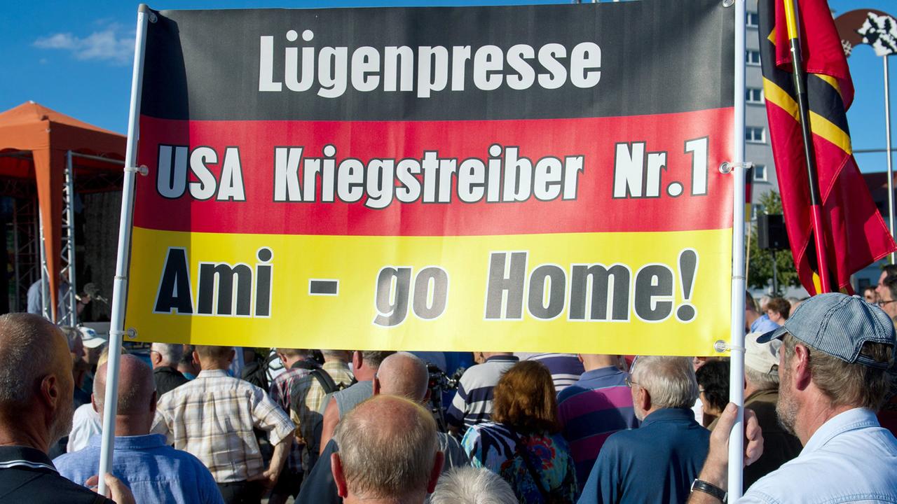Anhänger der Partei "Alternative für Deutschland" am 20.7.2016 in Rostock (Mecklenburg-Vorpommern) auf einer Wahlkampfveranstaltung der AfD mit Parteichefin Frauke Petry Anhänger der Partei "Alternative für Deutschland" am 20.7.2016 in Rostock (Mecklenburg-Vorpommern) auf einer Wahlkampfveranstaltung der AfD mit Parteichefin Frauke Petry
