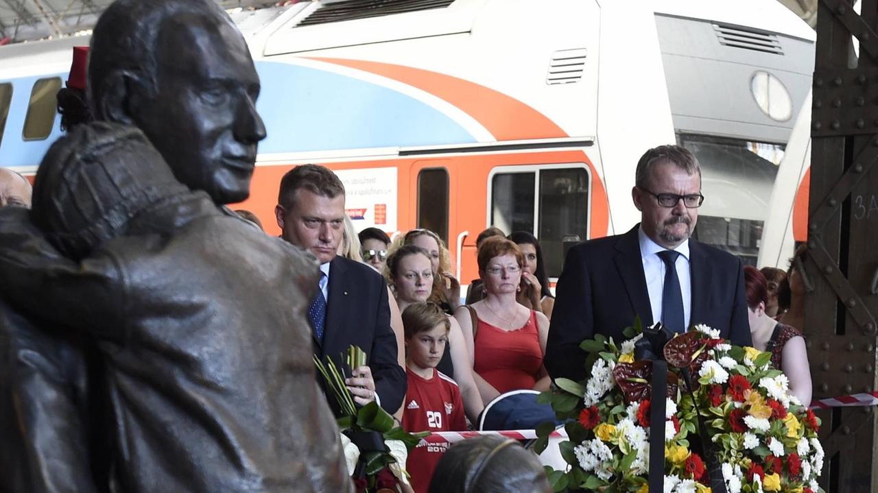 Ehrung am Prager Hauptbahnhof für Sir Nicholas Winton (1909-2015), der die Rettung von 669 jüdischen Kinder aus der Tschechoslowaki organisierte. Ehrung am Prager Hauptbahnhof für Sir Nicholas Winton (1909-2015), der die Rettung von 669 jüdischen Kinder aus der Tschechoslowaki organisierte.