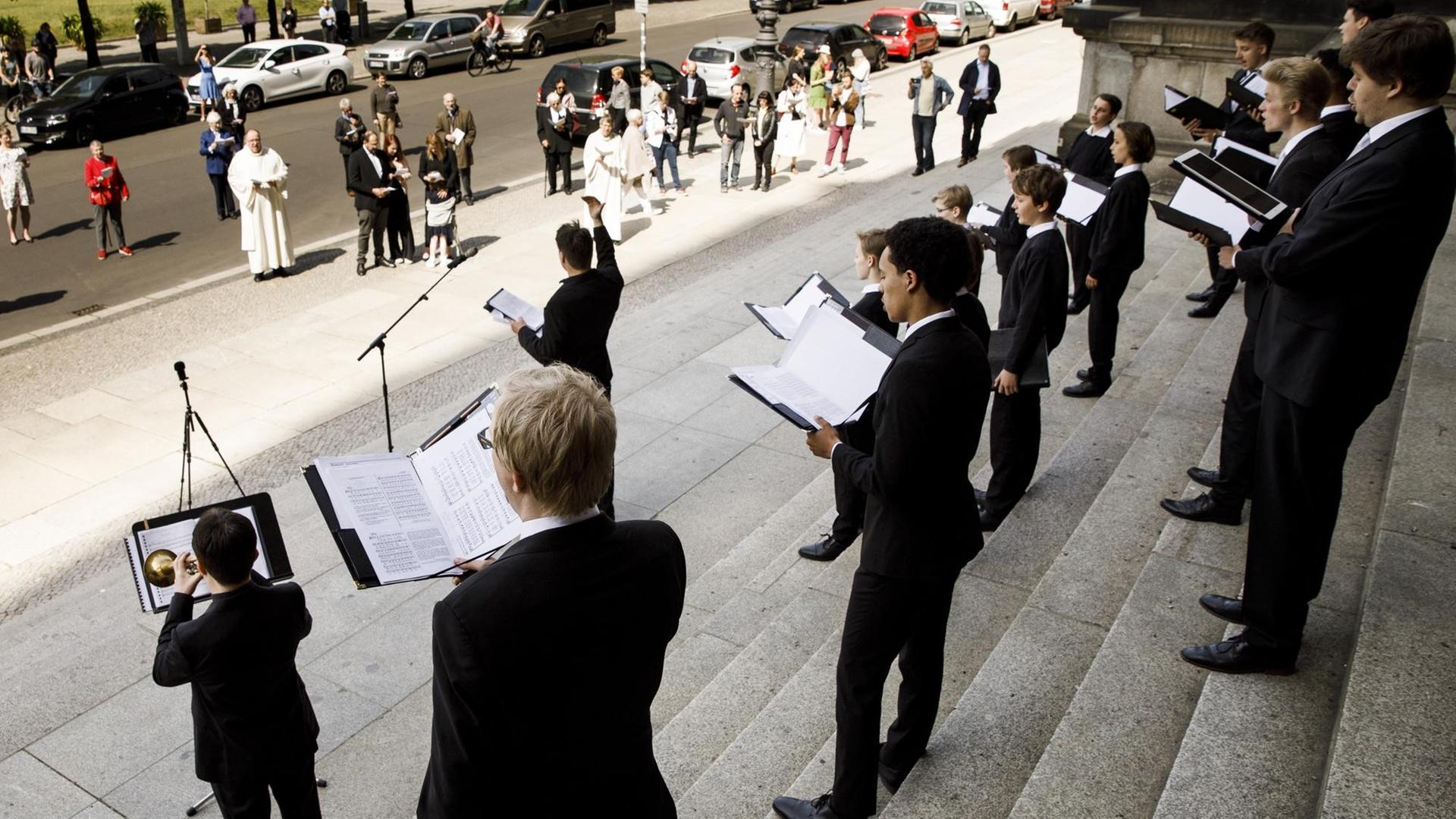 Mitglieder des Staats- und Domchores singen am 21.05.2020 auf den Stufen vor dem Berliner Dom nach einem Gottesdienst anlässlich des christlichen Feiertages "Christi Himmelfahrt". Mitglieder des Staats- und Domchores singen am 21.05.2020 auf den Stufen vor dem Berliner Dom nach einem Gottesdienst anlässlich des christlichen Feiertages "Christi Himmelfahrt".