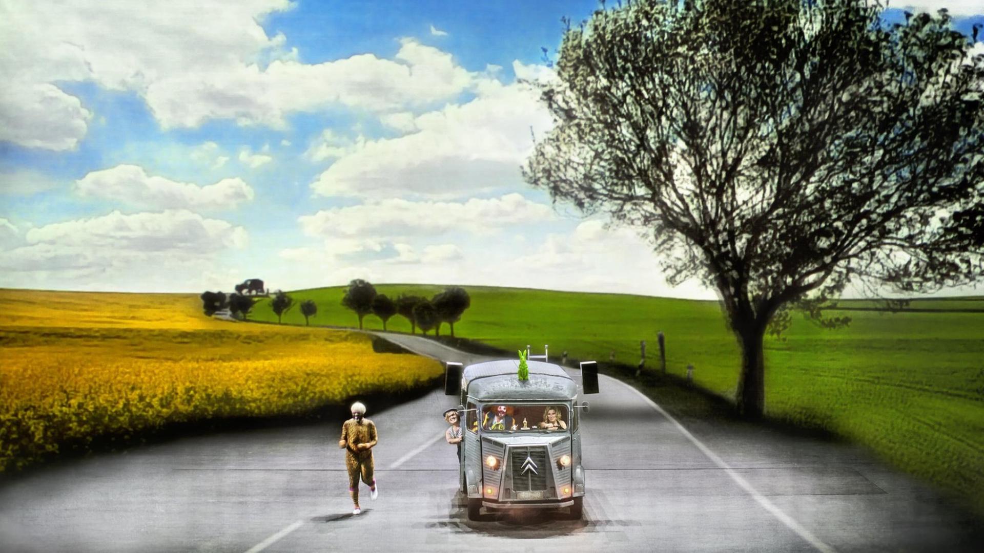 eine künstliche Landschaft mit einem Auto und skurilien Insassen auf einer Land-Strasse daneben rennt eine clownesque Person