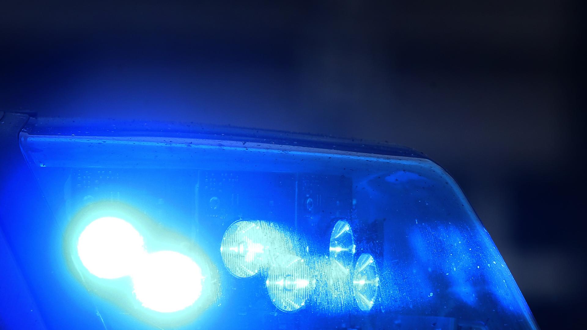 Blaulicht eines Polizeiautos, das von einer Pkw-Fensterscheibe reflektiert wird Blaulicht eines Polizeiautos, das von einer Pkw-Fensterscheibe reflektiert wird