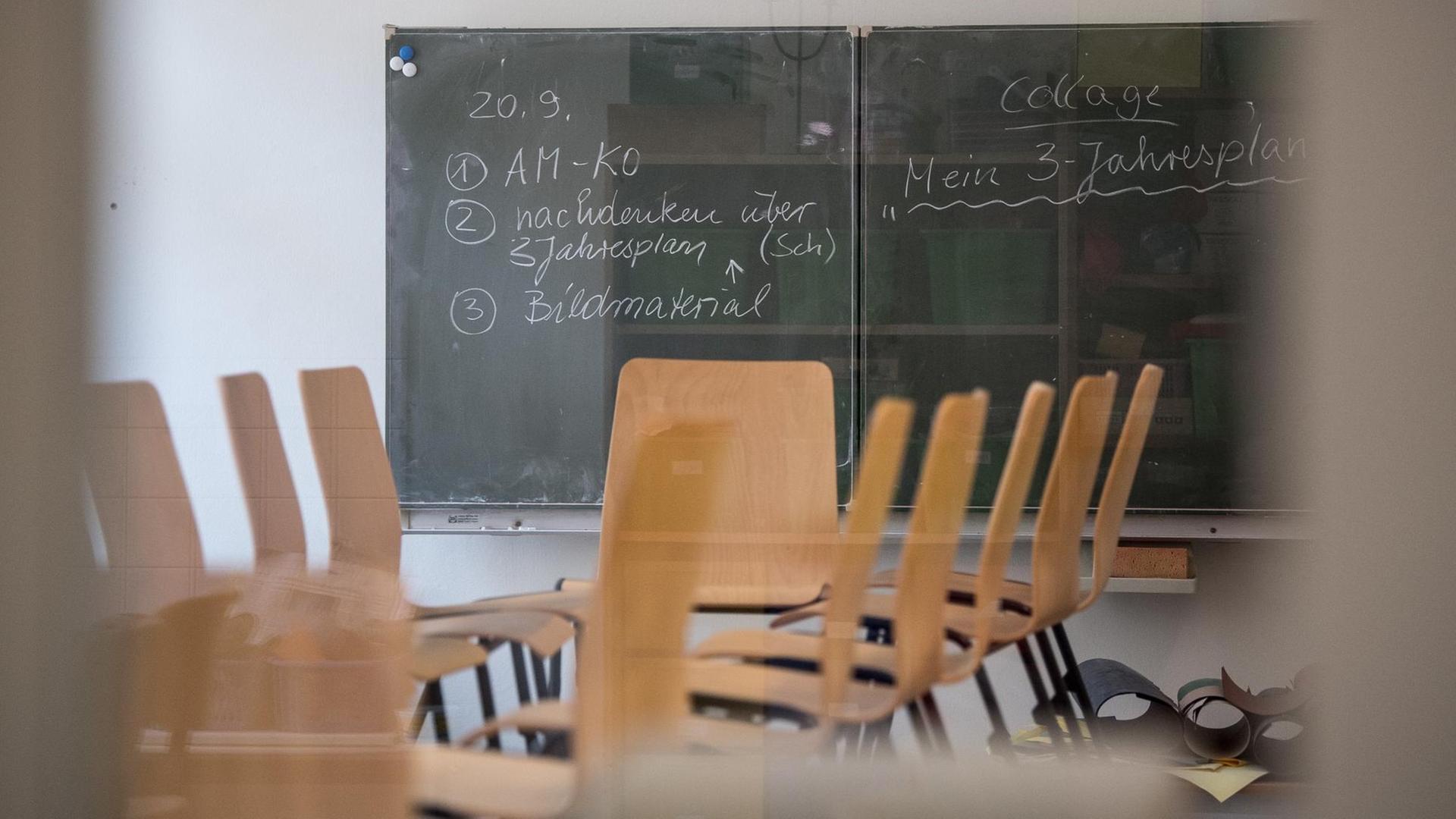 Ein leeres Klassenzimmer in der Carl-Humann-Schule in der Scherenbergstraße in Berlin-Prenzlauer Berg. Ein leeres Klassenzimmer in der Carl-Humann-Schule in der Scherenbergstraße in Berlin-Prenzlauer Berg.