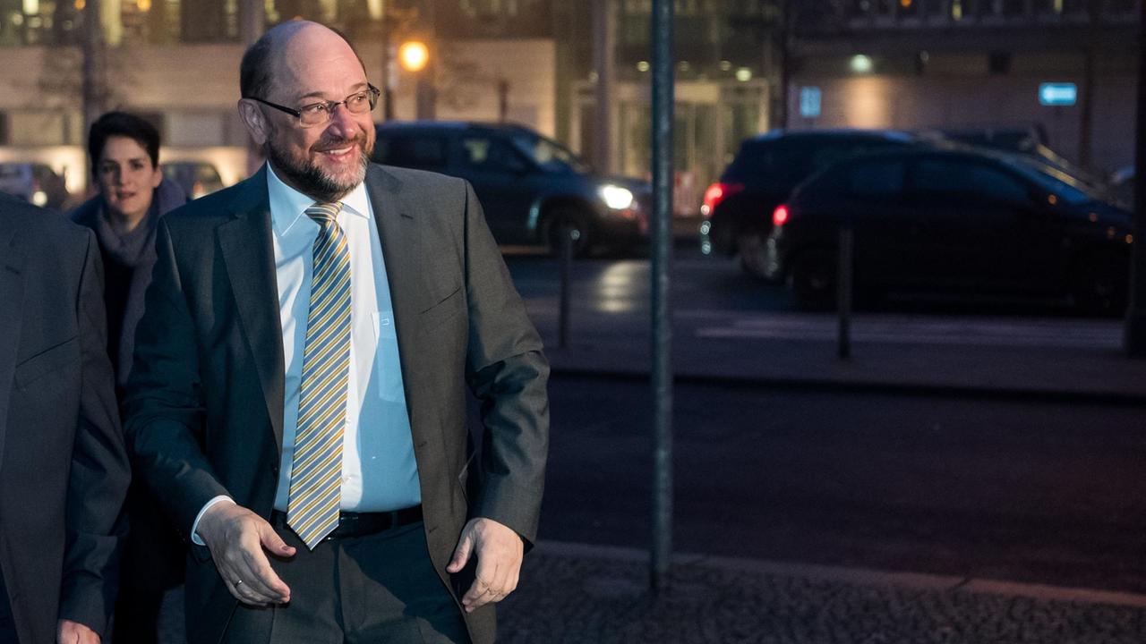 Martin Schulz, Vorsitzender der Sozialdemokratischen Partei Deutschlands (SPD), kommt am 10.01.2018 zu den Sondierungen von Union und SPD im Konrad-Adenauer-Haus in Berlin. Martin Schulz, Vorsitzender der Sozialdemokratischen Partei Deutschlands (SPD), kommt am 10.01.2018 zu den Sondierungen von Union und SPD im Konrad-Adenauer-Haus in Berlin.