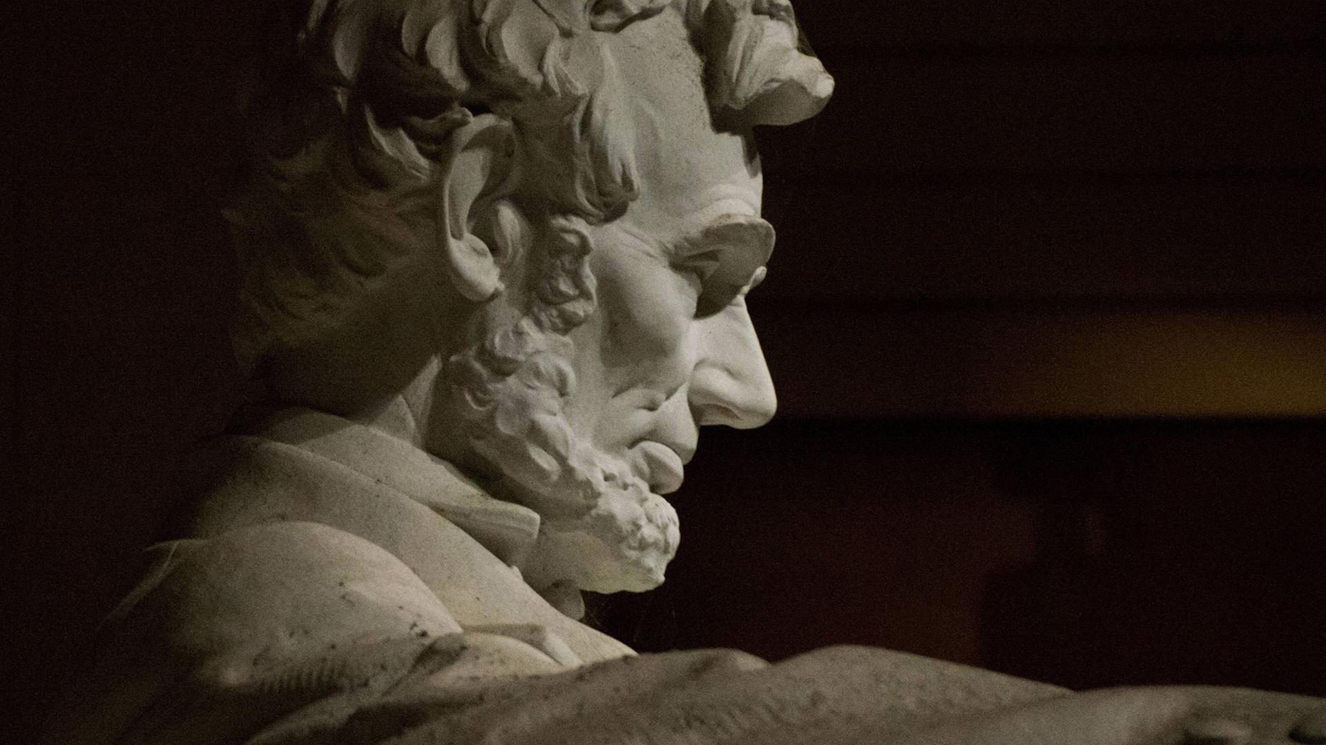 Eine Statue von Abraham Lincoln im Lincoln-Memorial in Washington