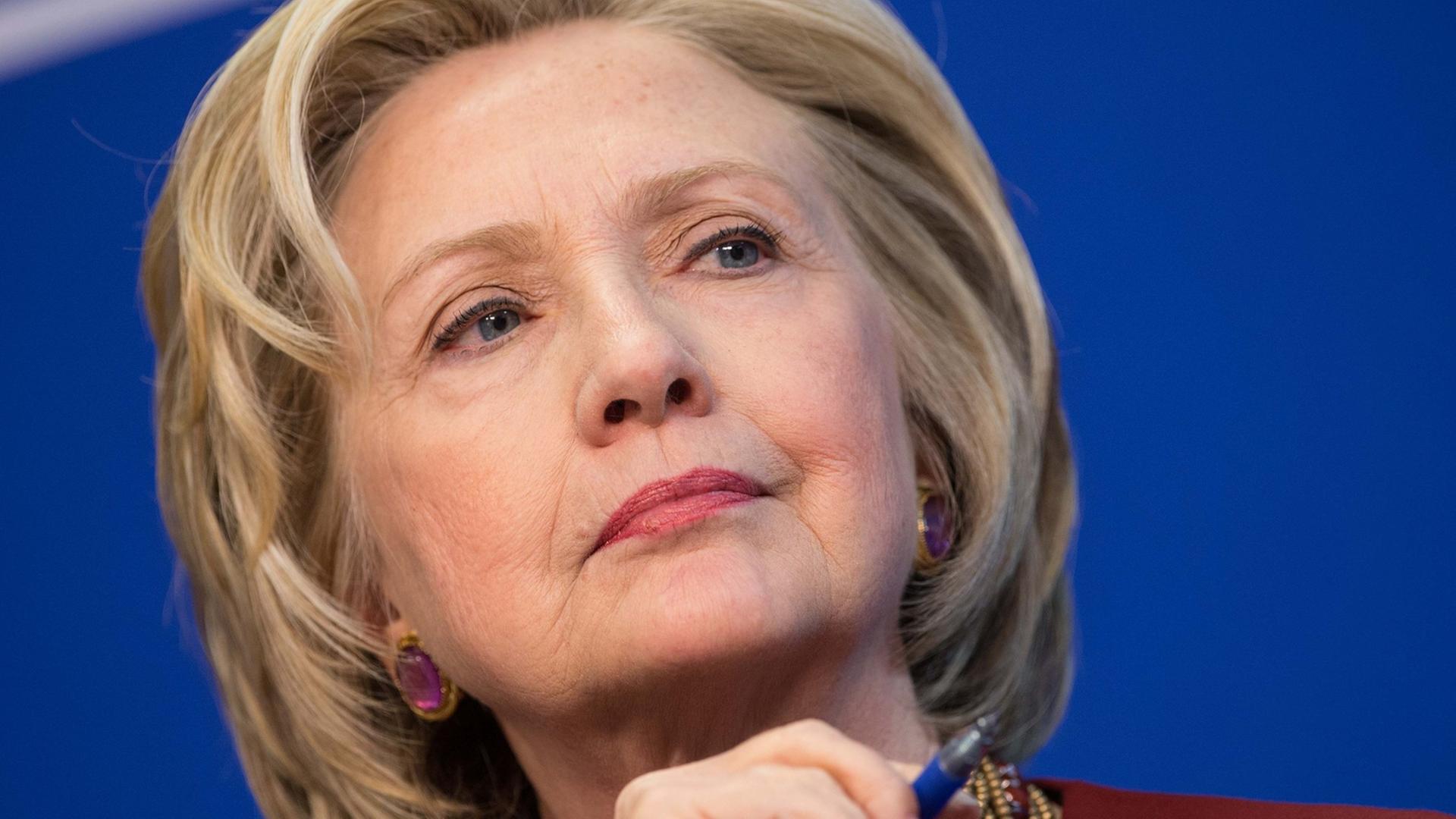 Hillary Clinton während ihrer Teilnahme bei einer Diskussionsveranstaltung im März 2015 Hillary Clinton während ihrer Teilnahme bei einer Diskussionsveranstaltung im März 2015