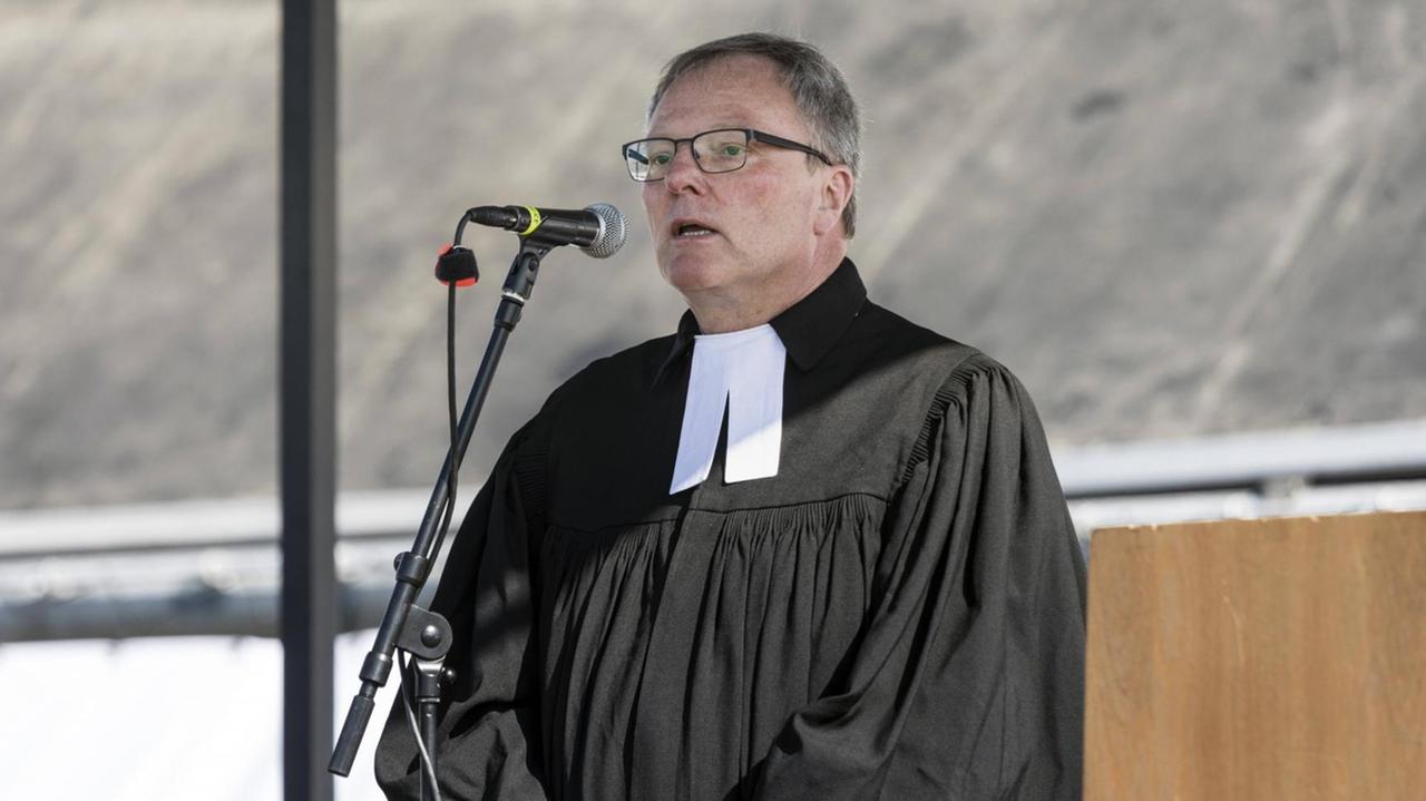 Pfarrer Heinrich Fucks, beim Ökumenischen Gottesdienst am Messeparkplatz in Düsseldorf, vor einem Mikrofon sprechend. Pfarrer Heinrich Fucks, beim Ökumenischen Gottesdienst am Messeparkplatz in Düsseldorf, vor einem Mikrofon sprechend.