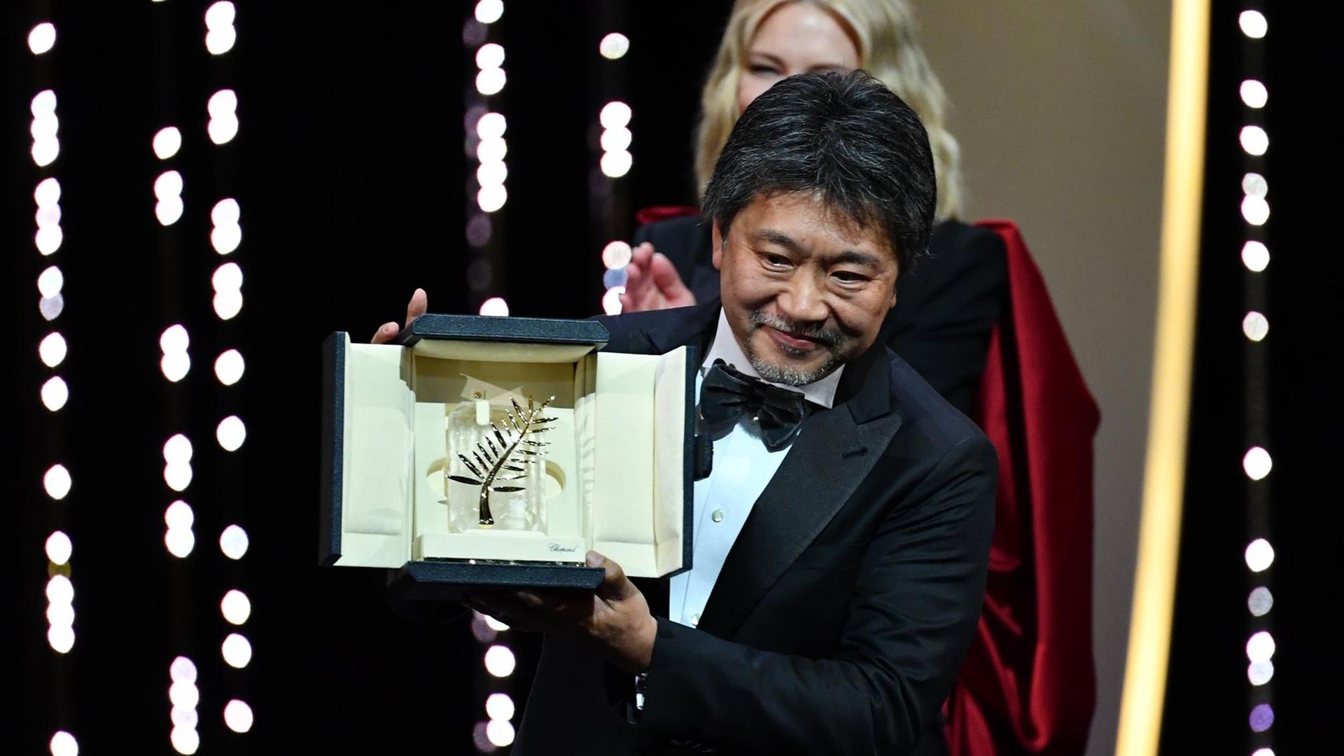 Regisseur Koreeda Hirokazu hat mit seinem Film "Shoplifters" die goldene Palme bei den 71. Filmfestspielen in Cannes gewonnen. Regisseur Koreeda Hirokazu hat mit seinem Film "Shoplifters" die goldene Palme bei den 71. Filmfestspielen in Cannes gewonnen.