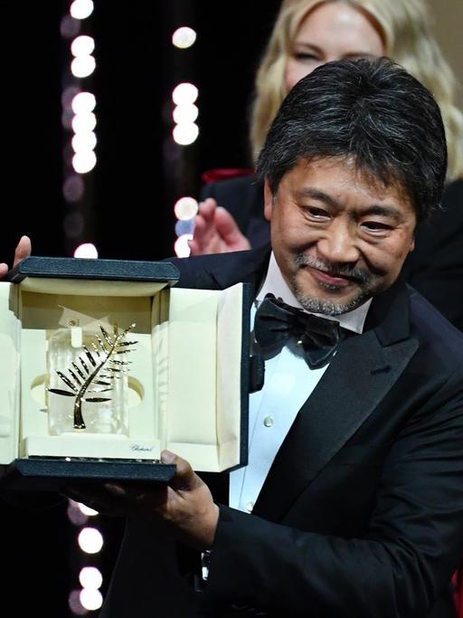 Regisseur Koreeda Hirokazu hat mit seinem Film "Shoplifters" die goldene Palme bei den 71. Filmfestspielen in Cannes gewonnen.