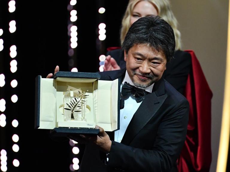 Regisseur Koreeda Hirokazu hat mit seinem Film "Shoplifters" die goldene Palme bei den 71. Filmfestspielen in Cannes gewonnen.