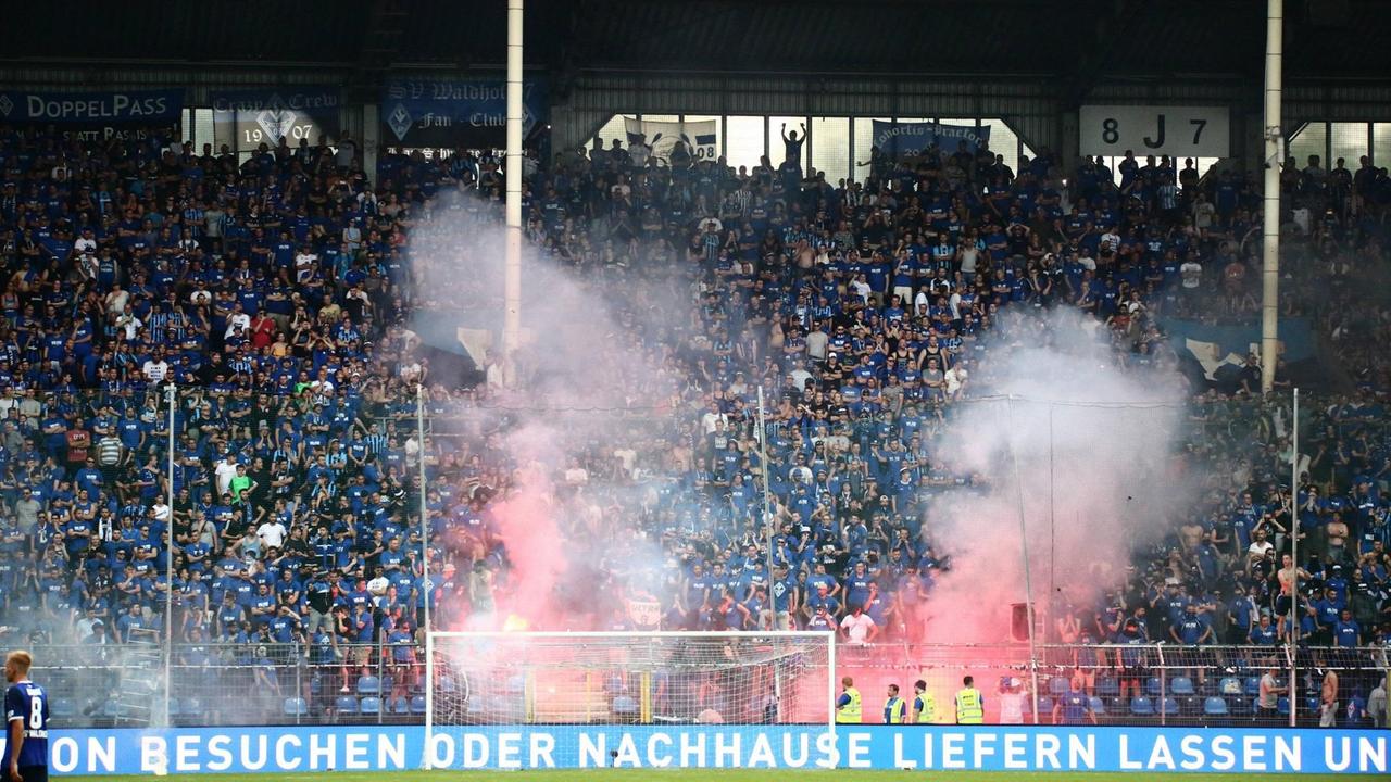 Mannheimer Ultras zünden Bengalos beim Spiel SV Waldhof Mannheim gegen KFC Uerdingen in der Aufstiegsrelegation zur 3. Liga