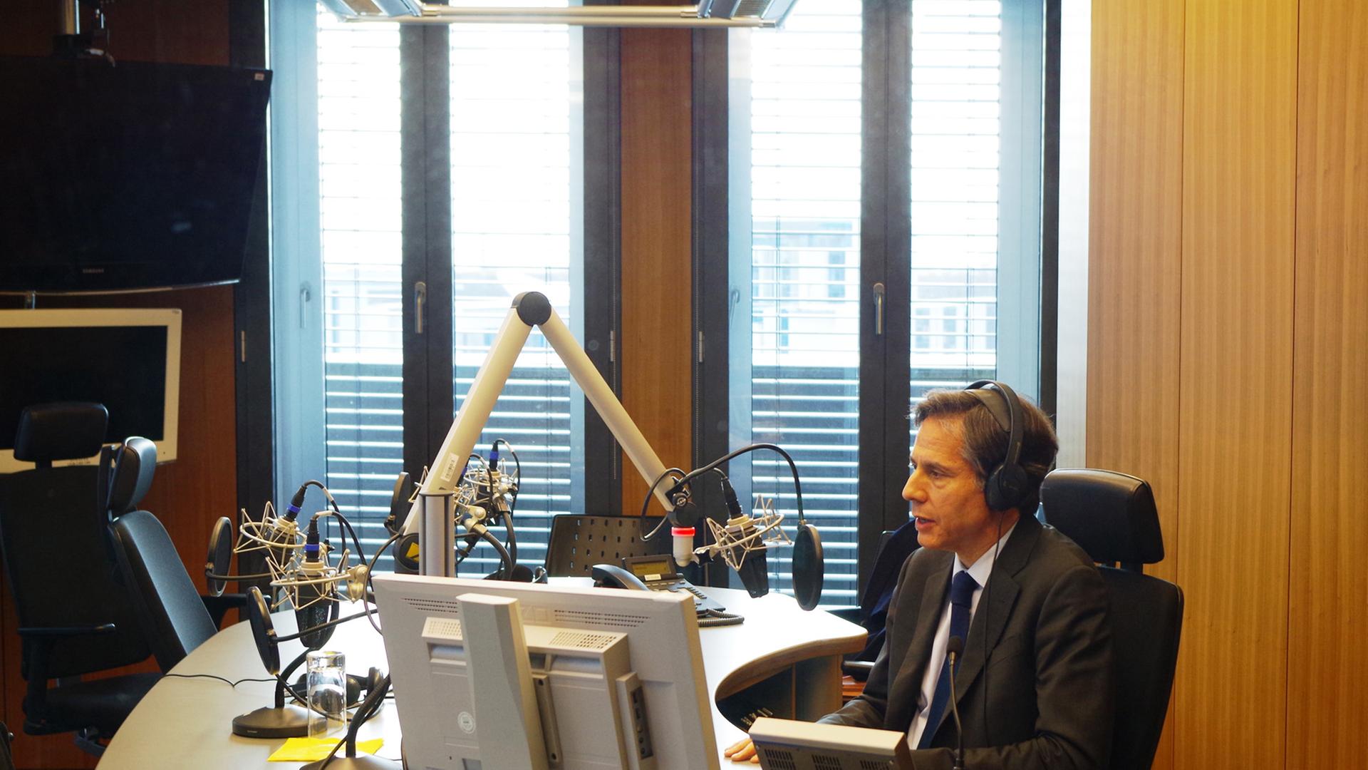 Der US-Vizeaußenminister Tony Blinken zu Gast im Hauptstadtstudio Berlin. Der US-Vizeaußenminister Tony Blinken zu Gast im Hauptstadtstudio Berlin.